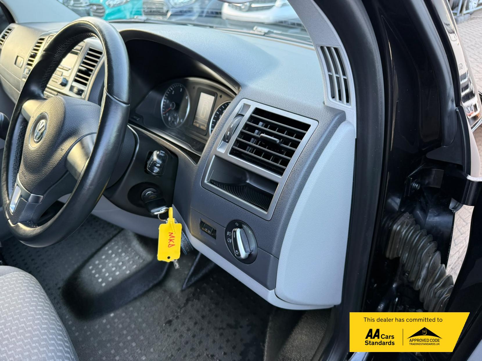 2014 Volkswagen Transporter 2.0 TDI T32 Highline Kombi 4dr Diesel Manual L3 H1 (198 g/km, 138.08 bhp) - Thumbnail 50