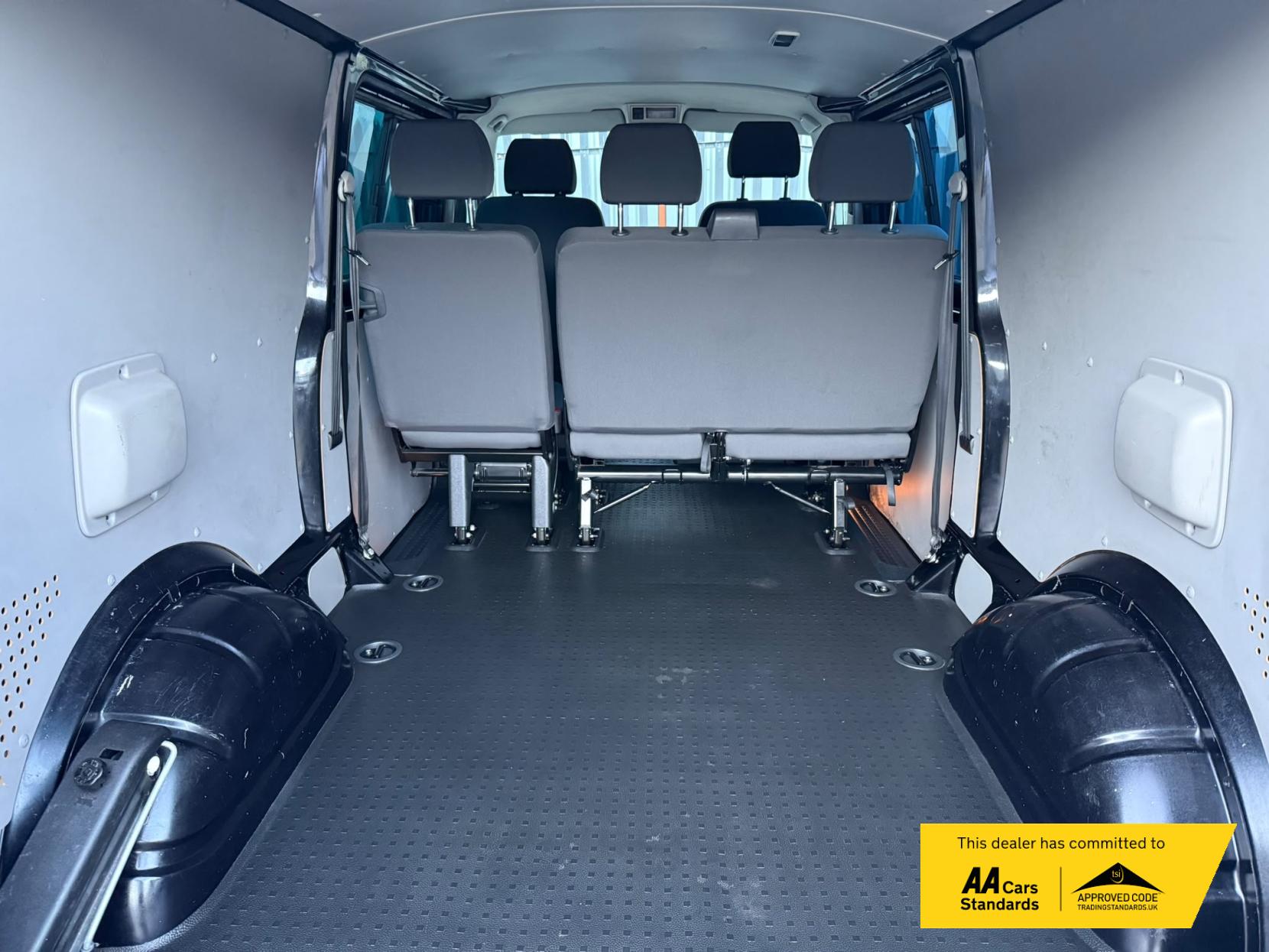 2014 Volkswagen Transporter 2.0 TDI T32 Highline Kombi 4dr Diesel Manual L3 H1 (198 g/km, 138.08 bhp) - Thumbnail 12