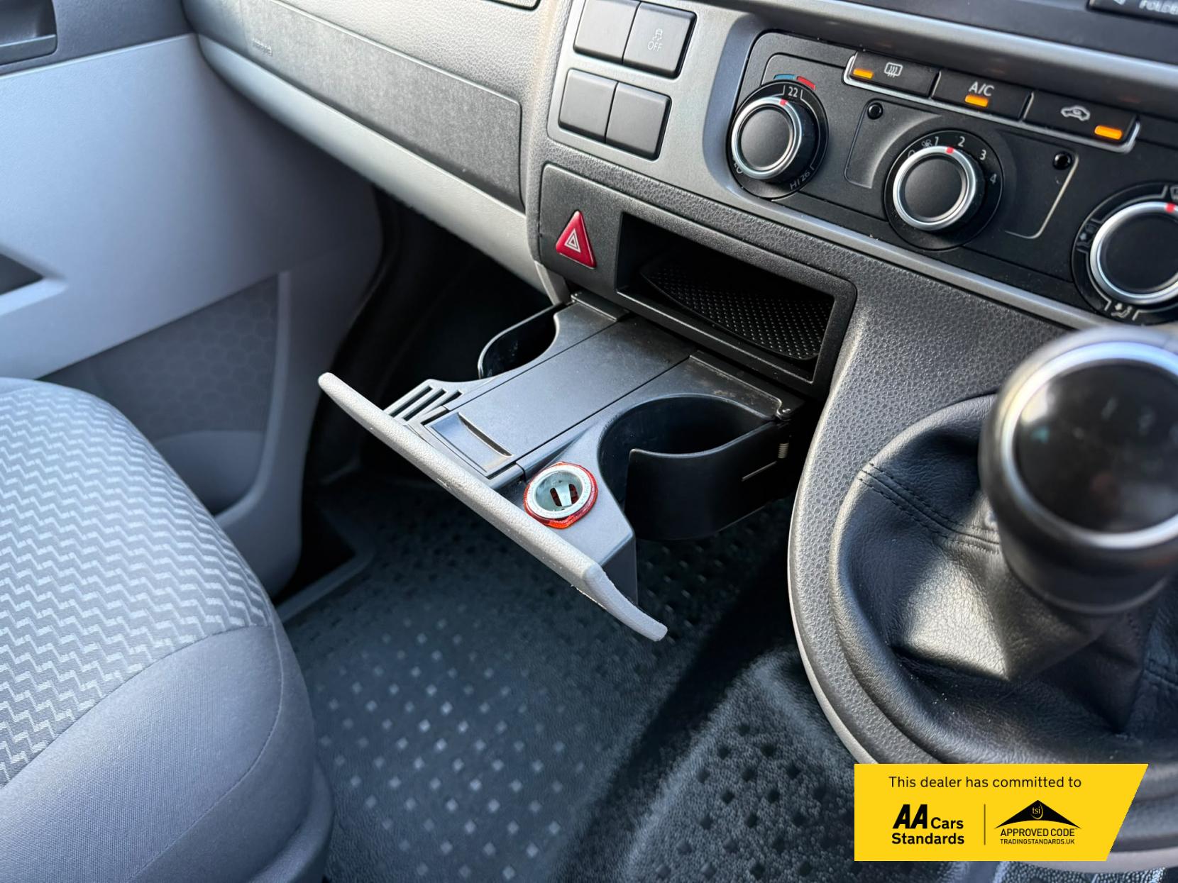 2014 Volkswagen Transporter 2.0 TDI T32 Highline Kombi 4dr Diesel Manual L3 H1 (198 g/km, 138.08 bhp) - Thumbnail 32