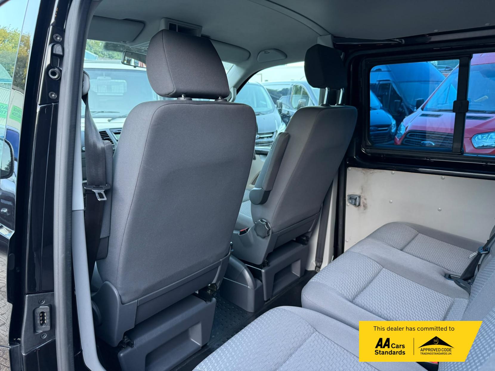 2014 Volkswagen Transporter 2.0 TDI T32 Highline Kombi 4dr Diesel Manual L3 H1 (198 g/km, 138.08 bhp) - Thumbnail 26