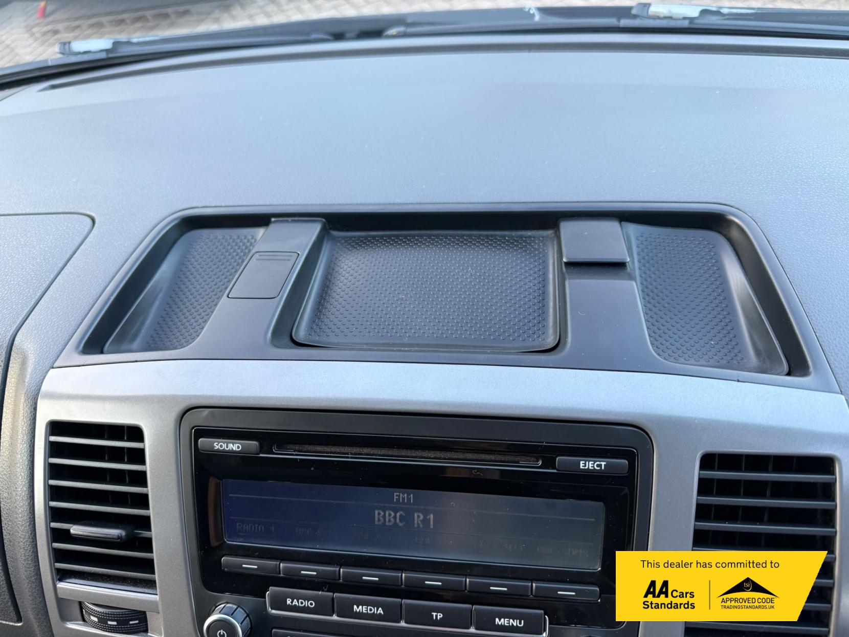 2014 Volkswagen Transporter 2.0 TDI T32 Highline Kombi 4dr Diesel Manual L3 H1 (198 g/km, 138.08 bhp) - Thumbnail 38