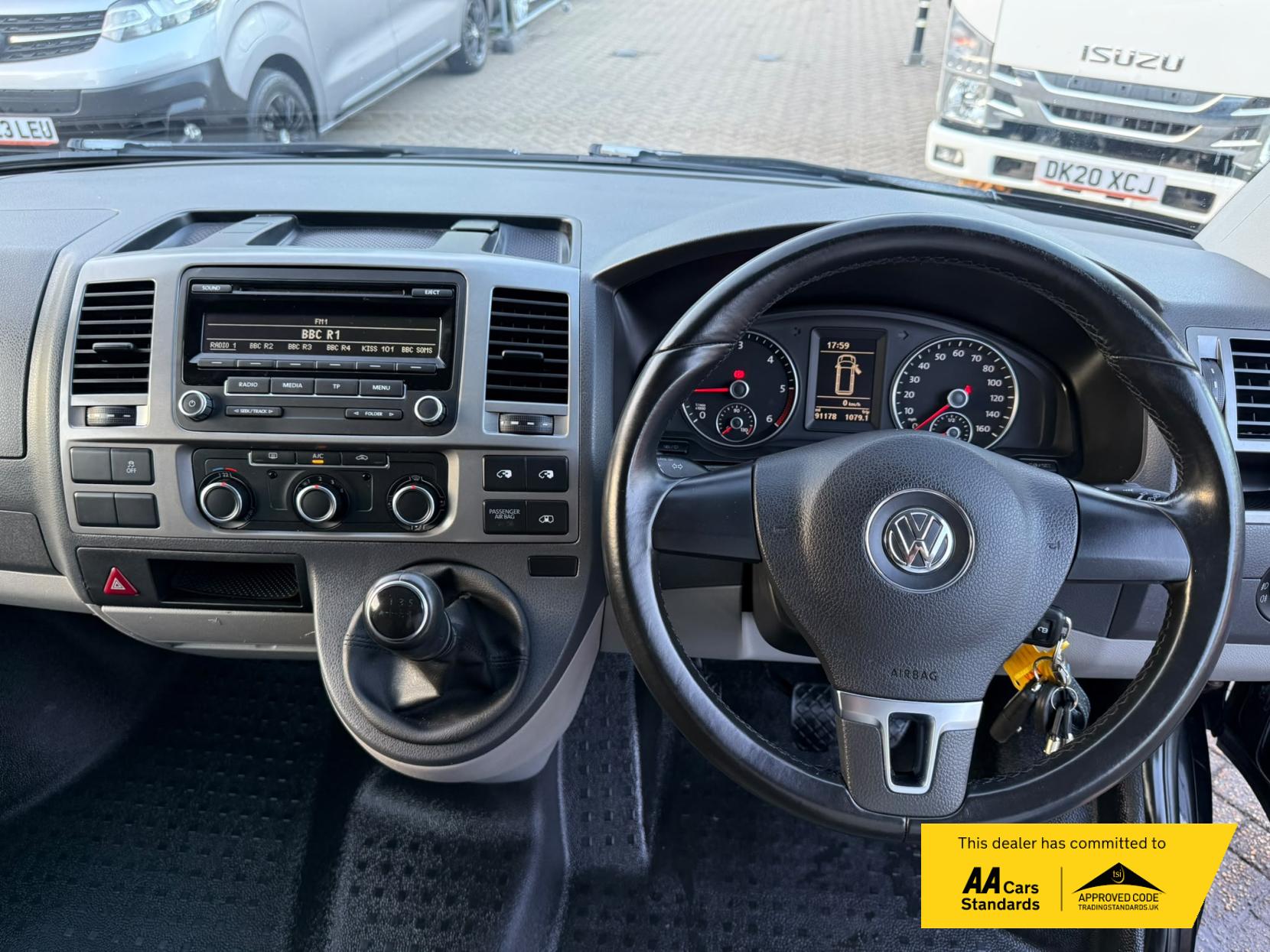 2014 Volkswagen Transporter 2.0 TDI T32 Highline Kombi 4dr Diesel Manual L3 H1 (198 g/km, 138.08 bhp) - Thumbnail 41