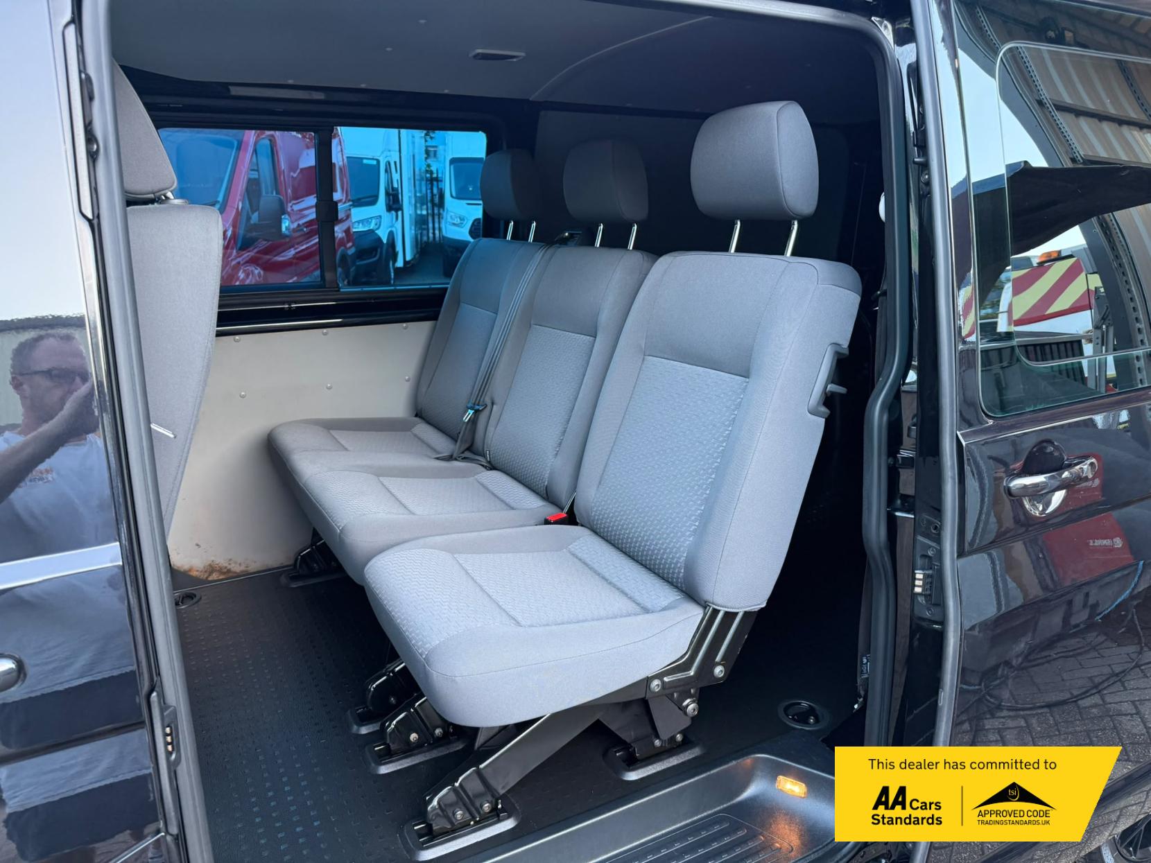 2014 Volkswagen Transporter 2.0 TDI T32 Highline Kombi 4dr Diesel Manual L3 H1 (198 g/km, 138.08 bhp) - Thumbnail 18