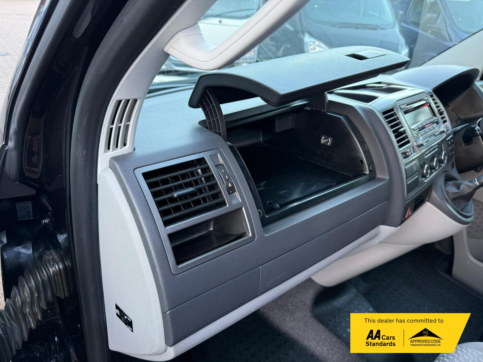 2014 Volkswagen Transporter 2.0 TDI T32 Highline Kombi 4dr Diesel Manual L3 H1 (198 g/km, 138.08 bhp) - Thumbnail 31