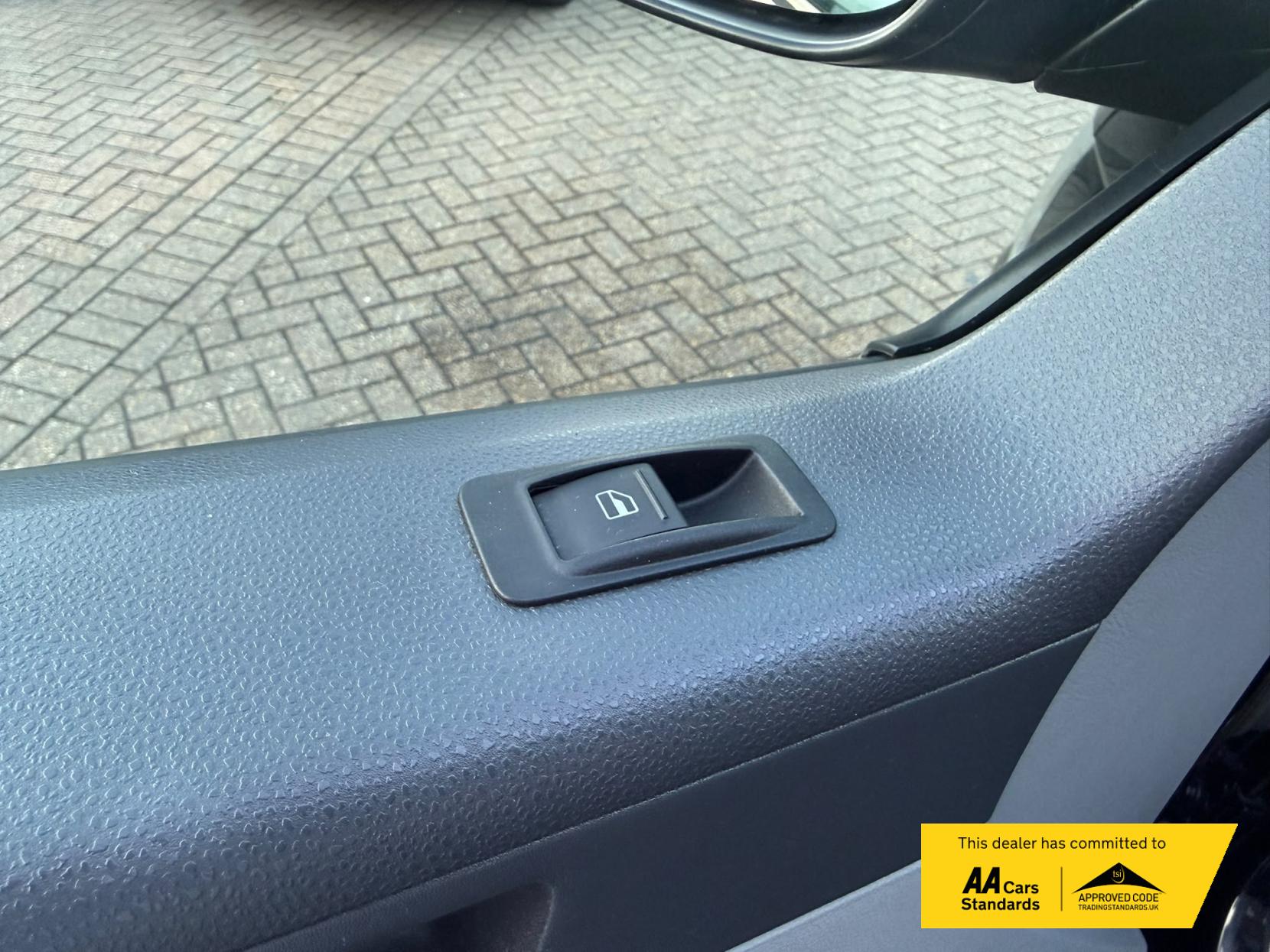 2014 Volkswagen Transporter 2.0 TDI T32 Highline Kombi 4dr Diesel Manual L3 H1 (198 g/km, 138.08 bhp) - Thumbnail 29