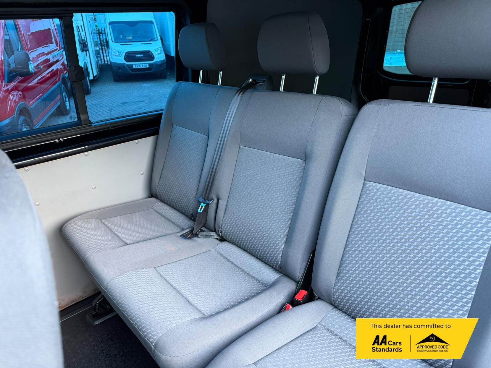 2014 Volkswagen Transporter 2.0 TDI T32 Highline Kombi 4dr Diesel Manual L3 H1 (198 g/km, 138.08 bhp) - Thumbnail 25