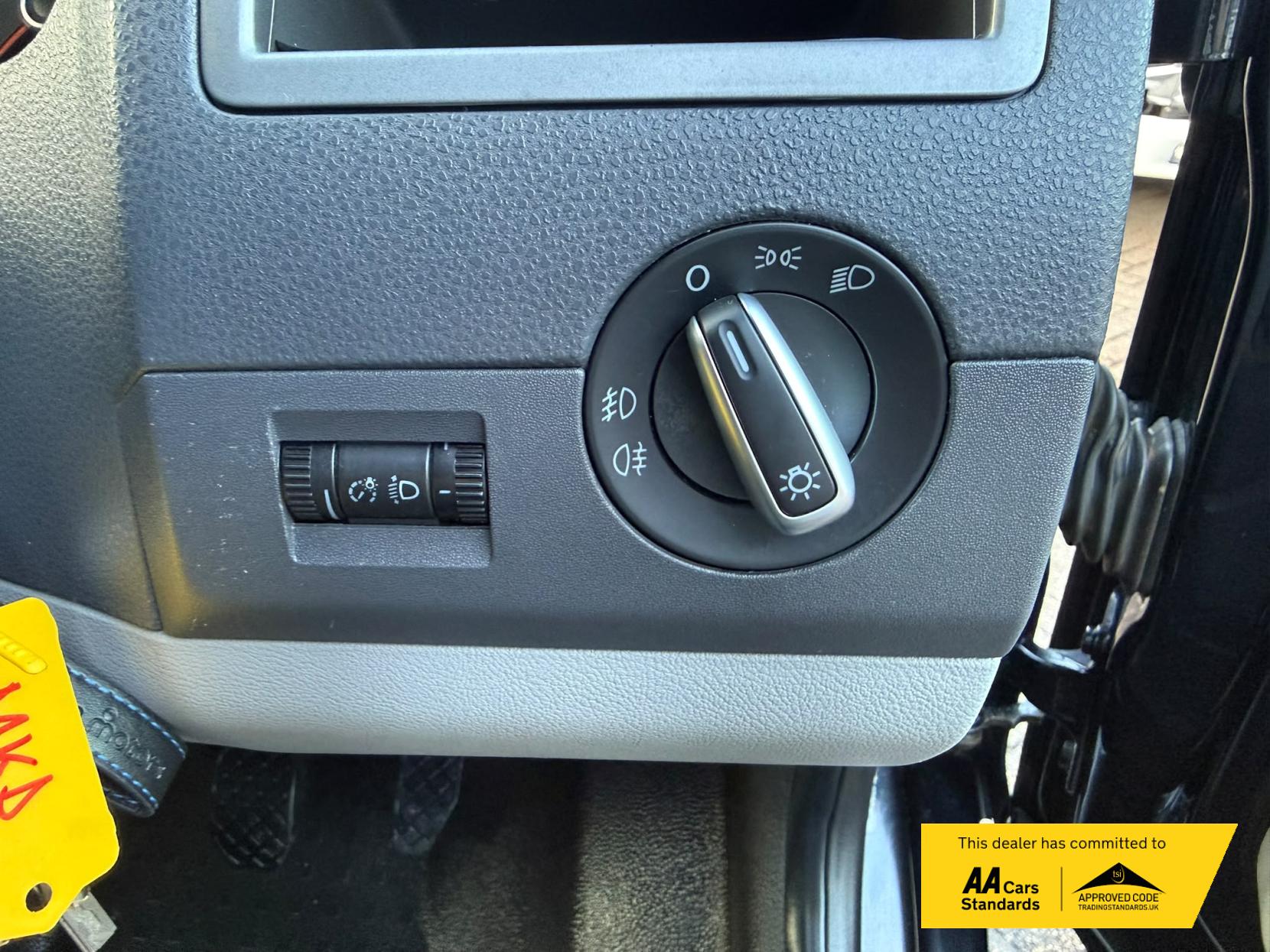 2014 Volkswagen Transporter 2.0 TDI T32 Highline Kombi 4dr Diesel Manual L3 H1 (198 g/km, 138.08 bhp) - Thumbnail 47