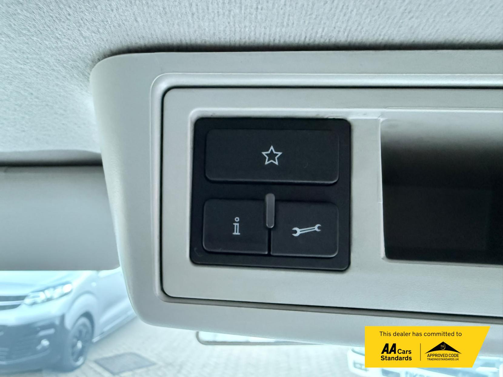 2014 Volkswagen Transporter 2.0 TDI T32 Highline Kombi 4dr Diesel Manual L3 H1 (198 g/km, 138.08 bhp) - Thumbnail 48