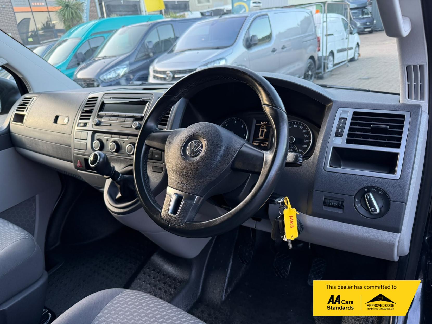 2014 Volkswagen Transporter 2.0 TDI T32 Highline Kombi 4dr Diesel Manual L3 H1 (198 g/km, 138.08 bhp) - Thumbnail 46