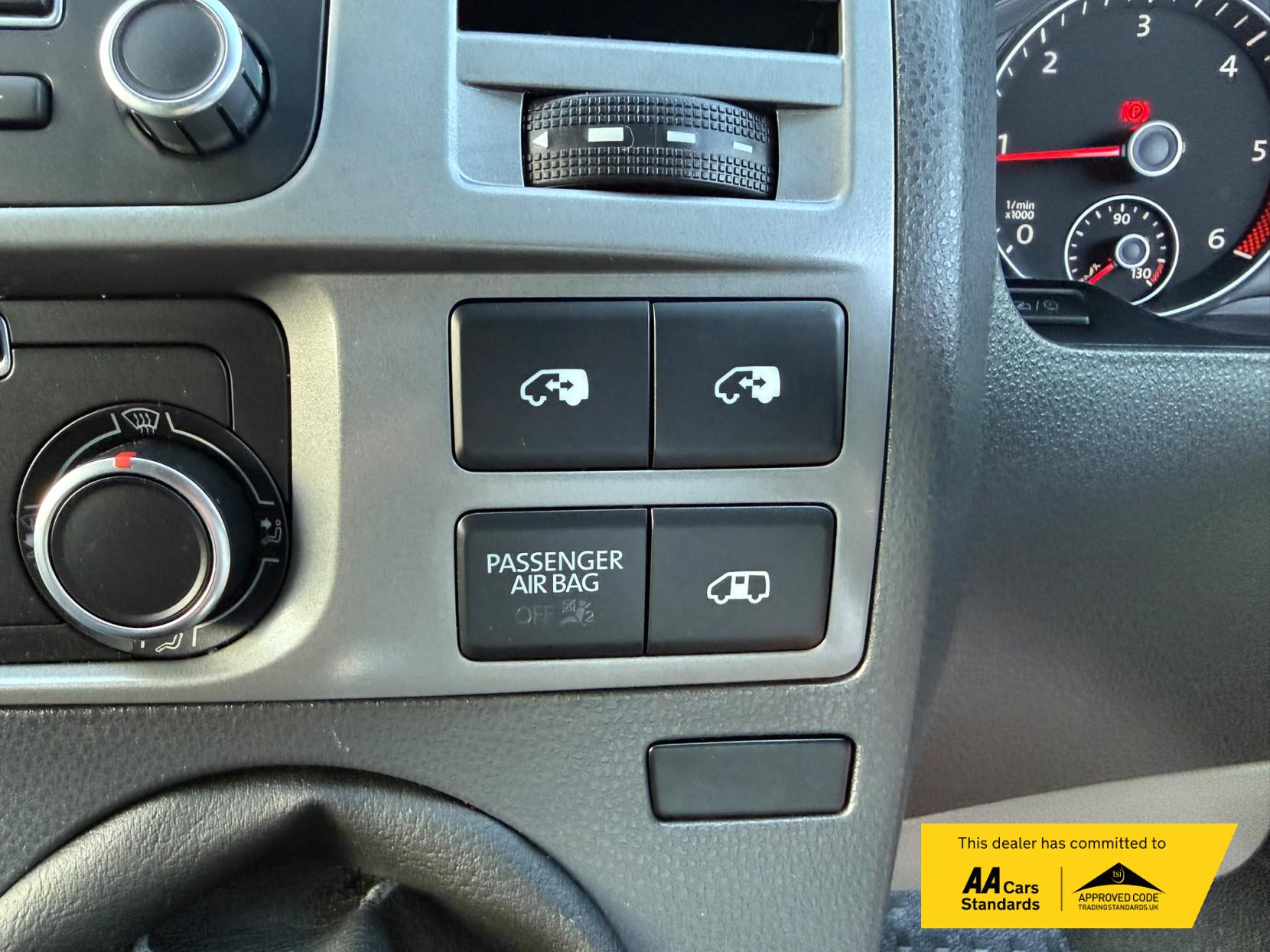 2014 Volkswagen Transporter 2.0 TDI T32 Highline Kombi 4dr Diesel Manual L3 H1 (198 g/km, 138.08 bhp) - Thumbnail 39