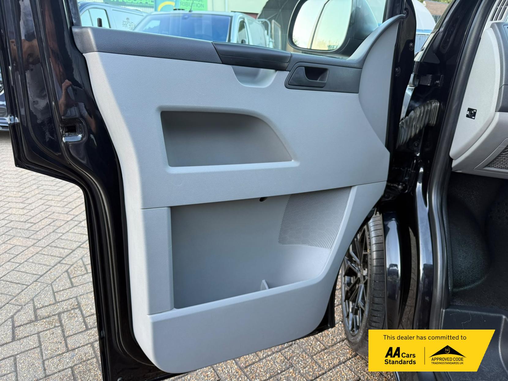 2014 Volkswagen Transporter 2.0 TDI T32 Highline Kombi 4dr Diesel Manual L3 H1 (198 g/km, 138.08 bhp) - Thumbnail 28