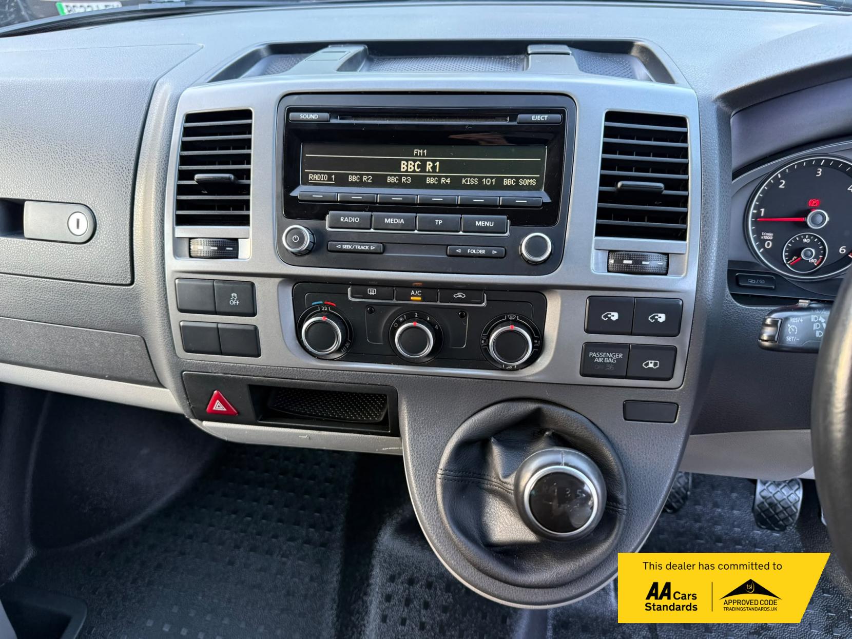 2014 Volkswagen Transporter 2.0 TDI T32 Highline Kombi 4dr Diesel Manual L3 H1 (198 g/km, 138.08 bhp) - Thumbnail 33