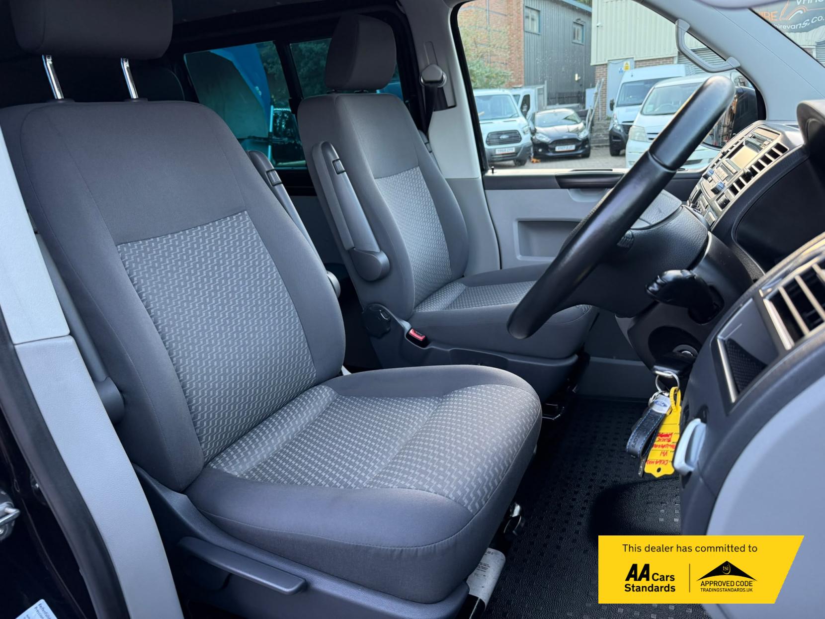 2014 Volkswagen Transporter 2.0 TDI T32 Highline Kombi 4dr Diesel Manual L3 H1 (198 g/km, 138.08 bhp) - Thumbnail 21