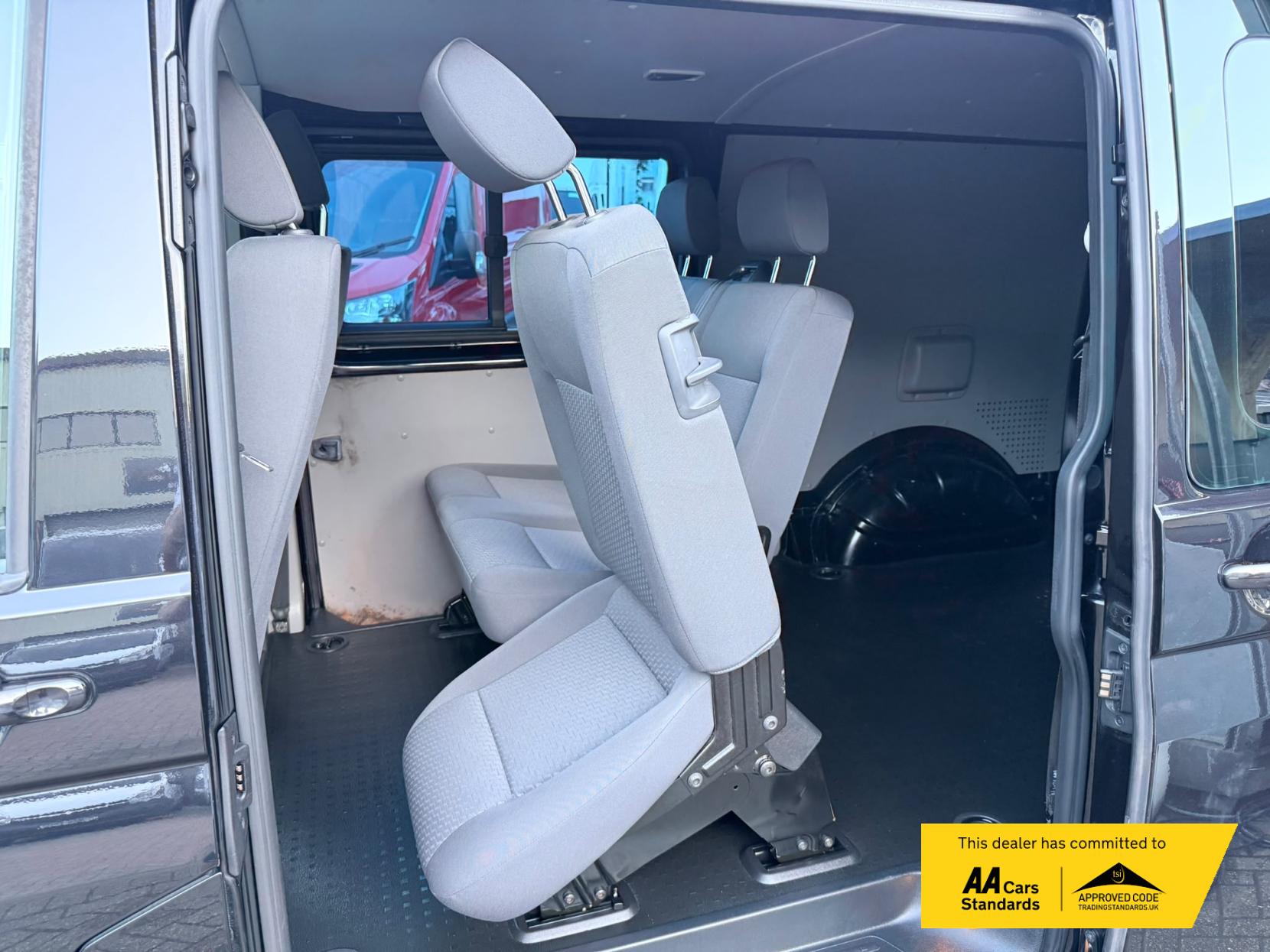 2014 Volkswagen Transporter 2.0 TDI T32 Highline Kombi 4dr Diesel Manual L3 H1 (198 g/km, 138.08 bhp) - Thumbnail 19
