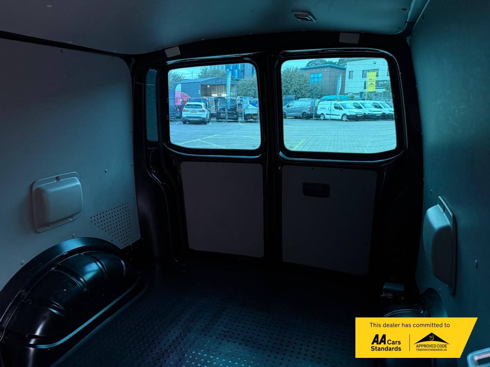 2014 Volkswagen Transporter 2.0 TDI T32 Highline Kombi 4dr Diesel Manual L3 H1 (198 g/km, 138.08 bhp) - Thumbnail 15