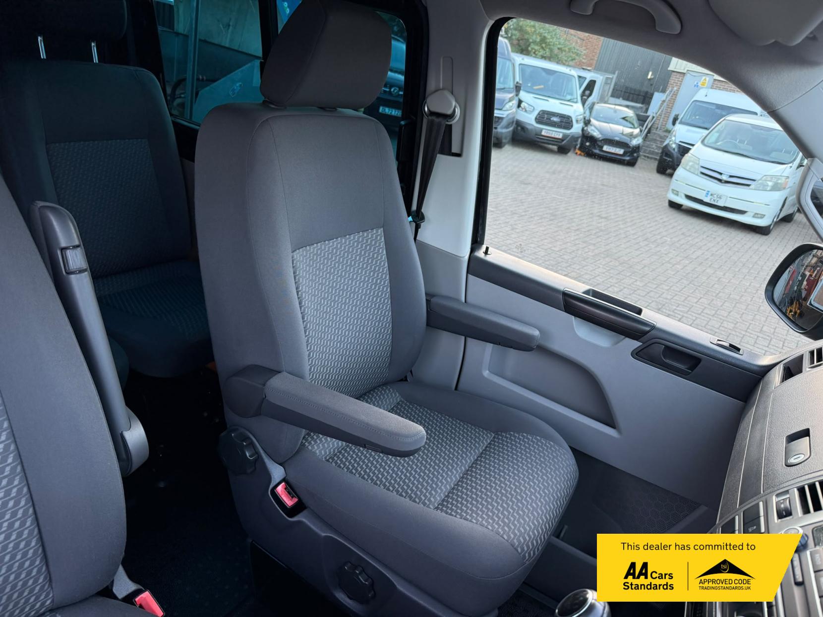 2014 Volkswagen Transporter 2.0 TDI T32 Highline Kombi 4dr Diesel Manual L3 H1 (198 g/km, 138.08 bhp) - Thumbnail 20