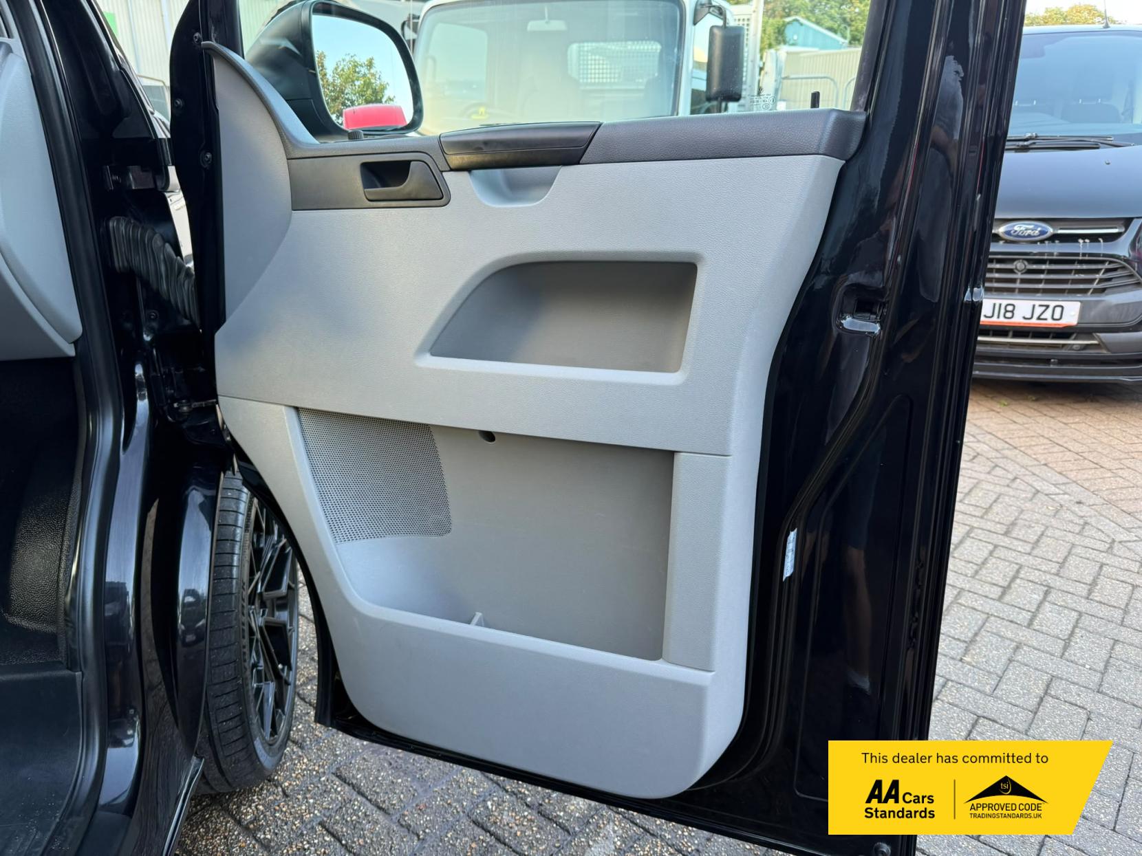 2014 Volkswagen Transporter 2.0 TDI T32 Highline Kombi 4dr Diesel Manual L3 H1 (198 g/km, 138.08 bhp) - Thumbnail 53