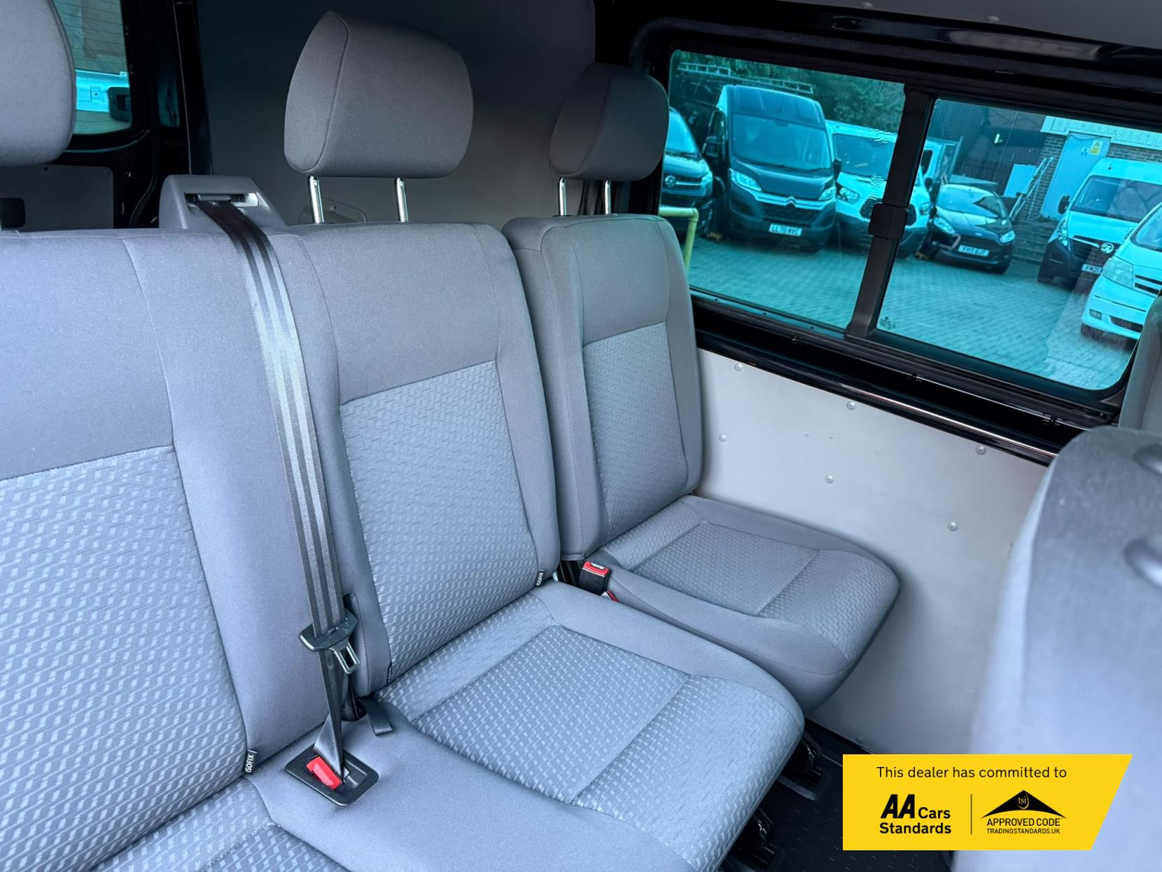 2014 Volkswagen Transporter 2.0 TDI T32 Highline Kombi 4dr Diesel Manual L3 H1 (198 g/km, 138.08 bhp) - Thumbnail 24