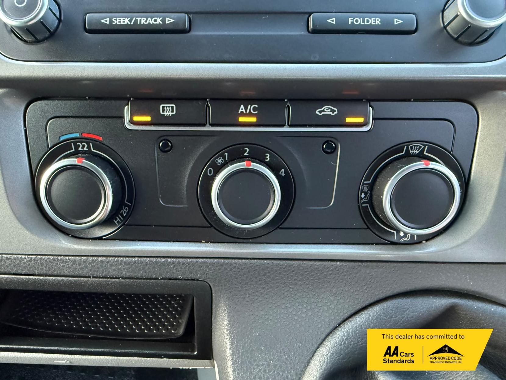 2014 Volkswagen Transporter 2.0 TDI T32 Highline Kombi 4dr Diesel Manual L3 H1 (198 g/km, 138.08 bhp) - Thumbnail 36