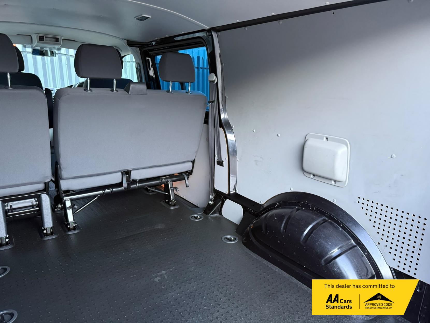 2014 Volkswagen Transporter 2.0 TDI T32 Highline Kombi 4dr Diesel Manual L3 H1 (198 g/km, 138.08 bhp) - Thumbnail 14