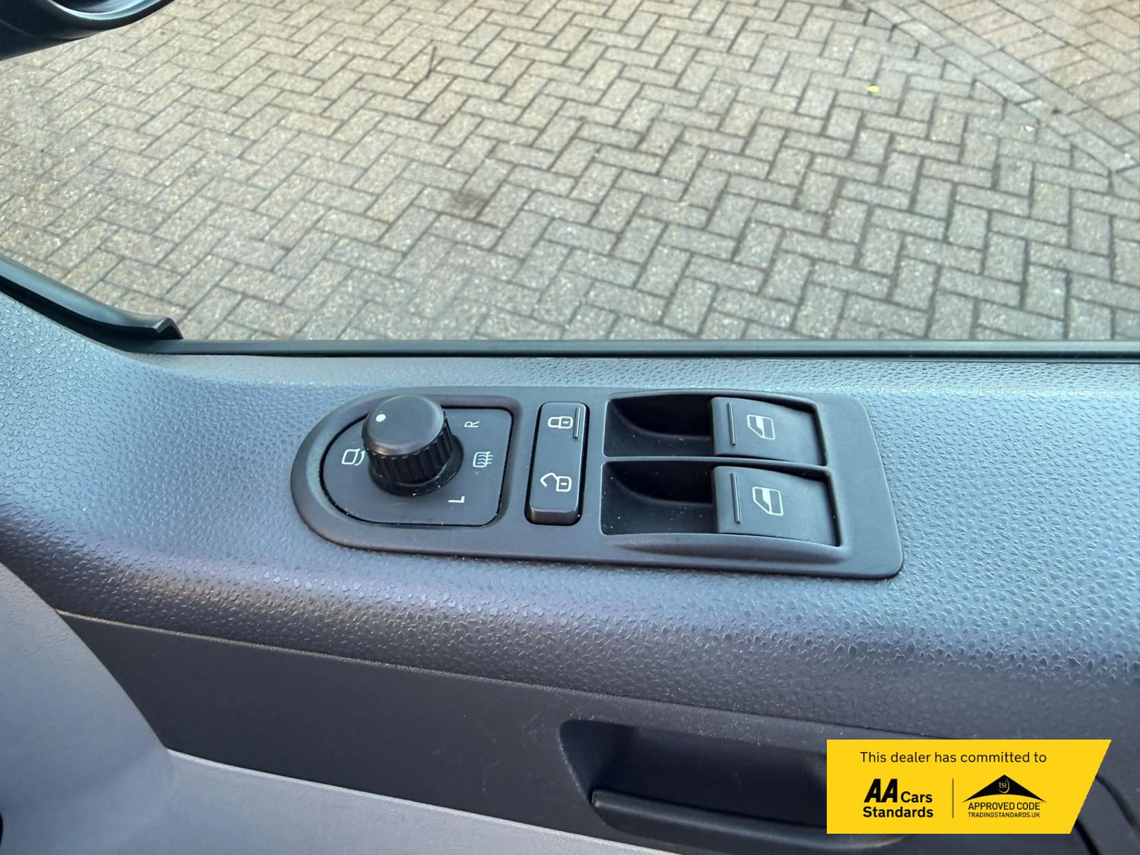 2014 Volkswagen Transporter 2.0 TDI T32 Highline Kombi 4dr Diesel Manual L3 H1 (198 g/km, 138.08 bhp) - Thumbnail 52