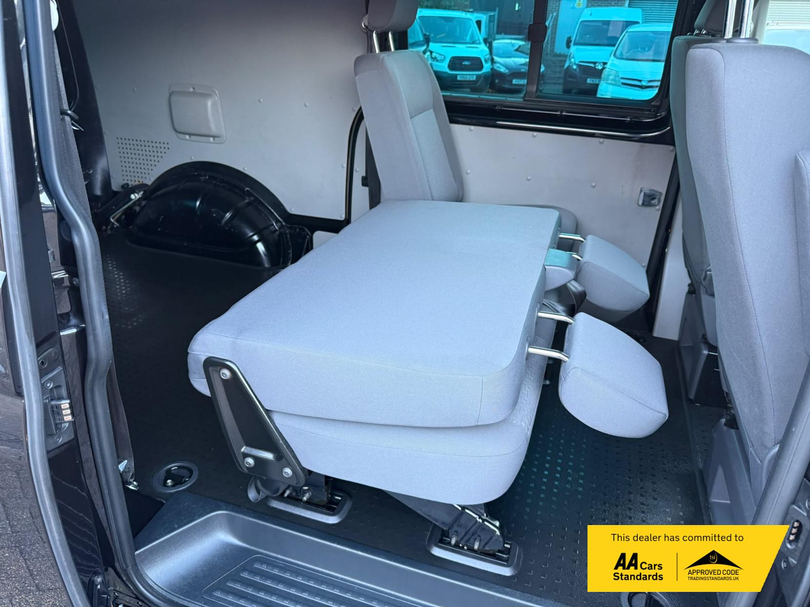 2014 Volkswagen Transporter 2.0 TDI T32 Highline Kombi 4dr Diesel Manual L3 H1 (198 g/km, 138.08 bhp) - Thumbnail 17