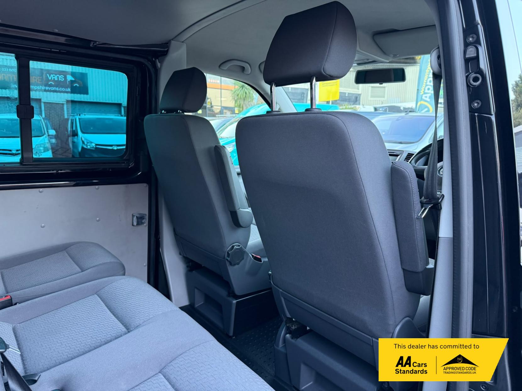 2014 Volkswagen Transporter 2.0 TDI T32 Highline Kombi 4dr Diesel Manual L3 H1 (198 g/km, 138.08 bhp) - Thumbnail 23