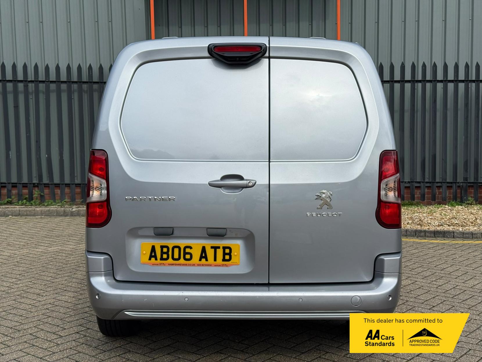 2019 Peugeot Partner 1.5 BlueHDi 950 Asphalt Long Panel Van 6dr Diesel Manual LWB Euro 6 (s/s) (130 bhp) - Thumbnail 8