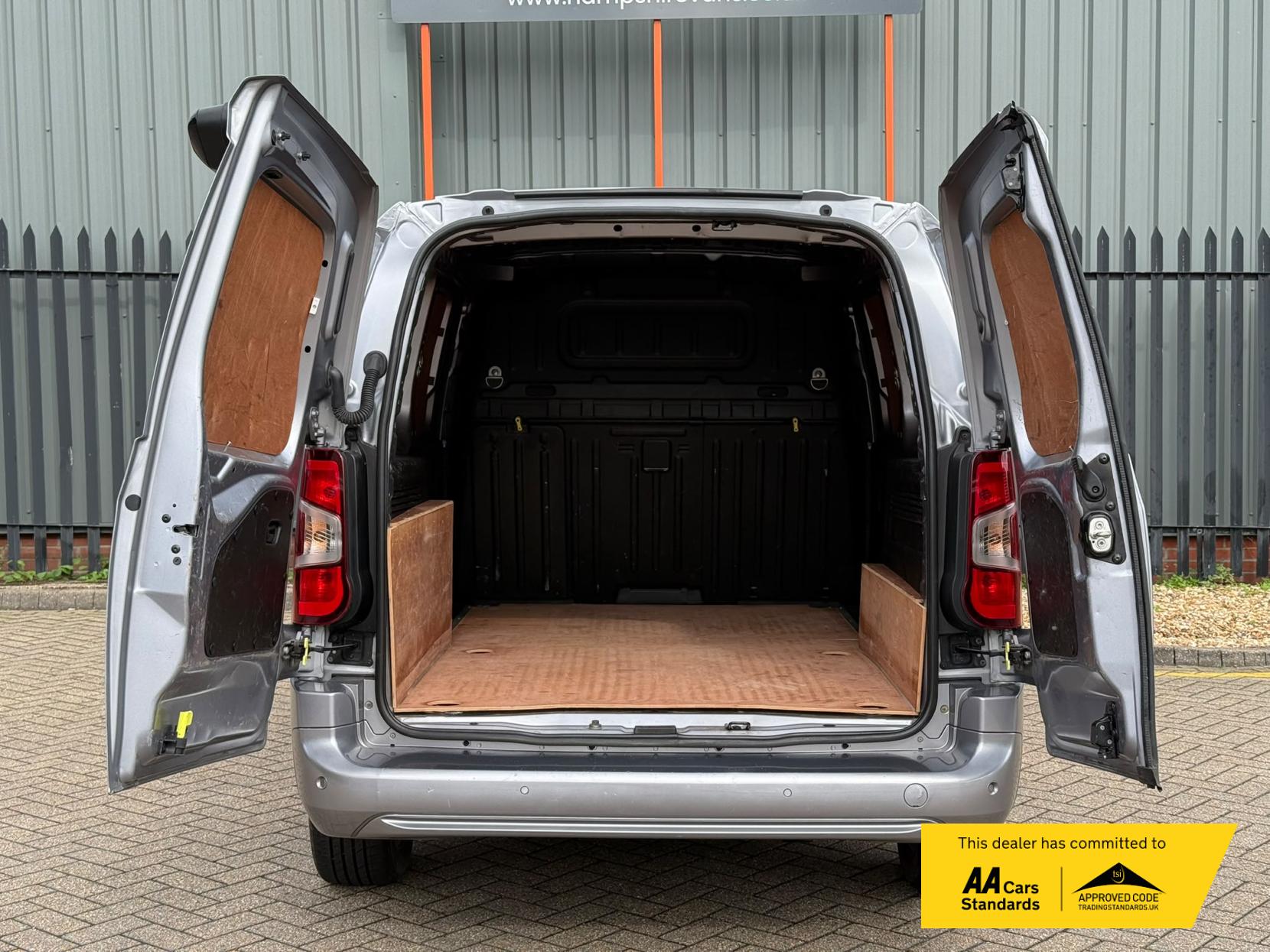 2019 Peugeot Partner 1.5 BlueHDi 950 Asphalt Long Panel Van 6dr Diesel Manual LWB Euro 6 (s/s) (130 bhp) - Thumbnail 9