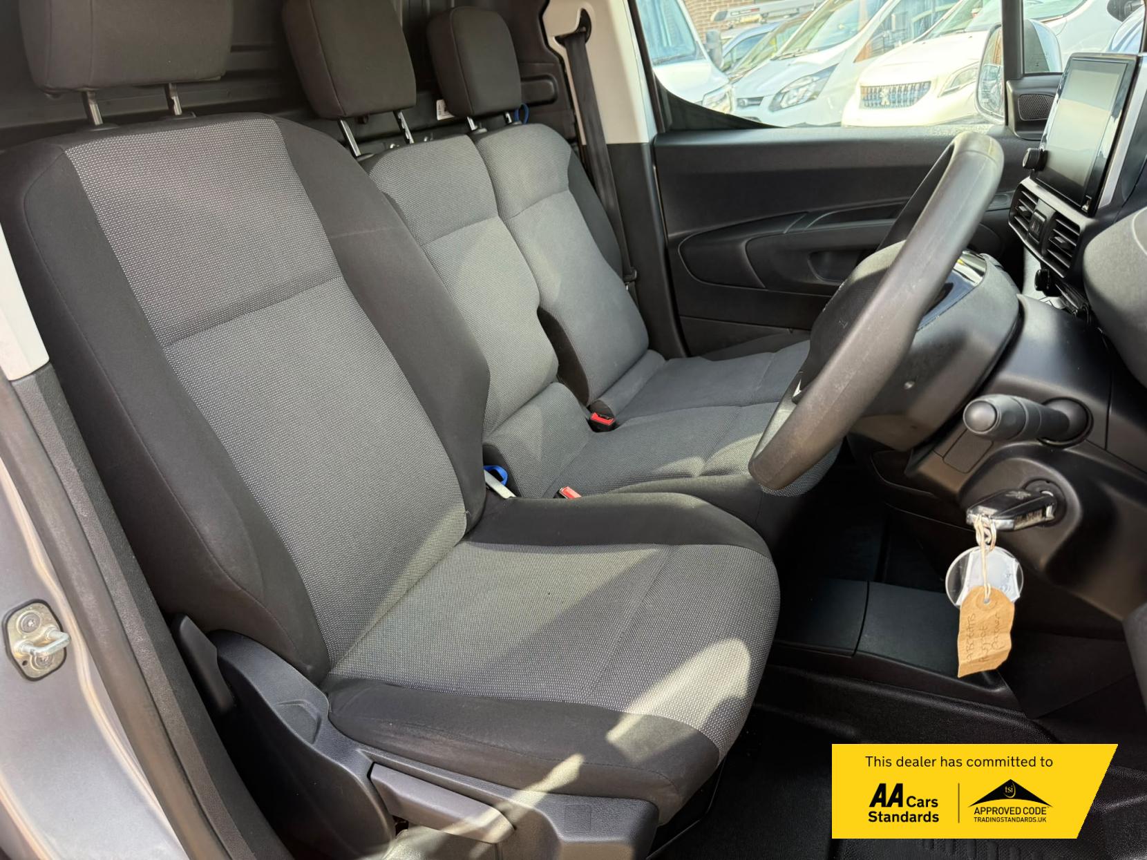 2019 Peugeot Partner 1.5 BlueHDi 950 Asphalt Long Panel Van 6dr Diesel Manual LWB Euro 6 (s/s) (130 bhp) - Thumbnail 18