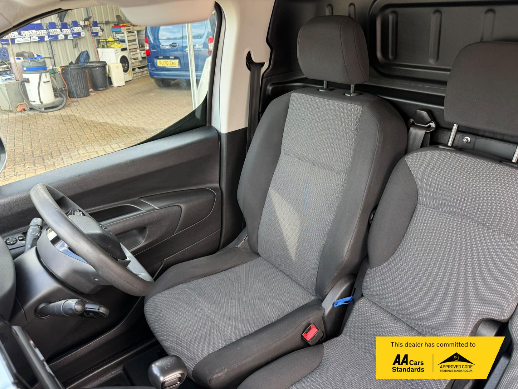 2019 Peugeot Partner 1.5 BlueHDi 950 Asphalt Long Panel Van 6dr Diesel Manual LWB Euro 6 (s/s) (130 bhp) - Thumbnail 17