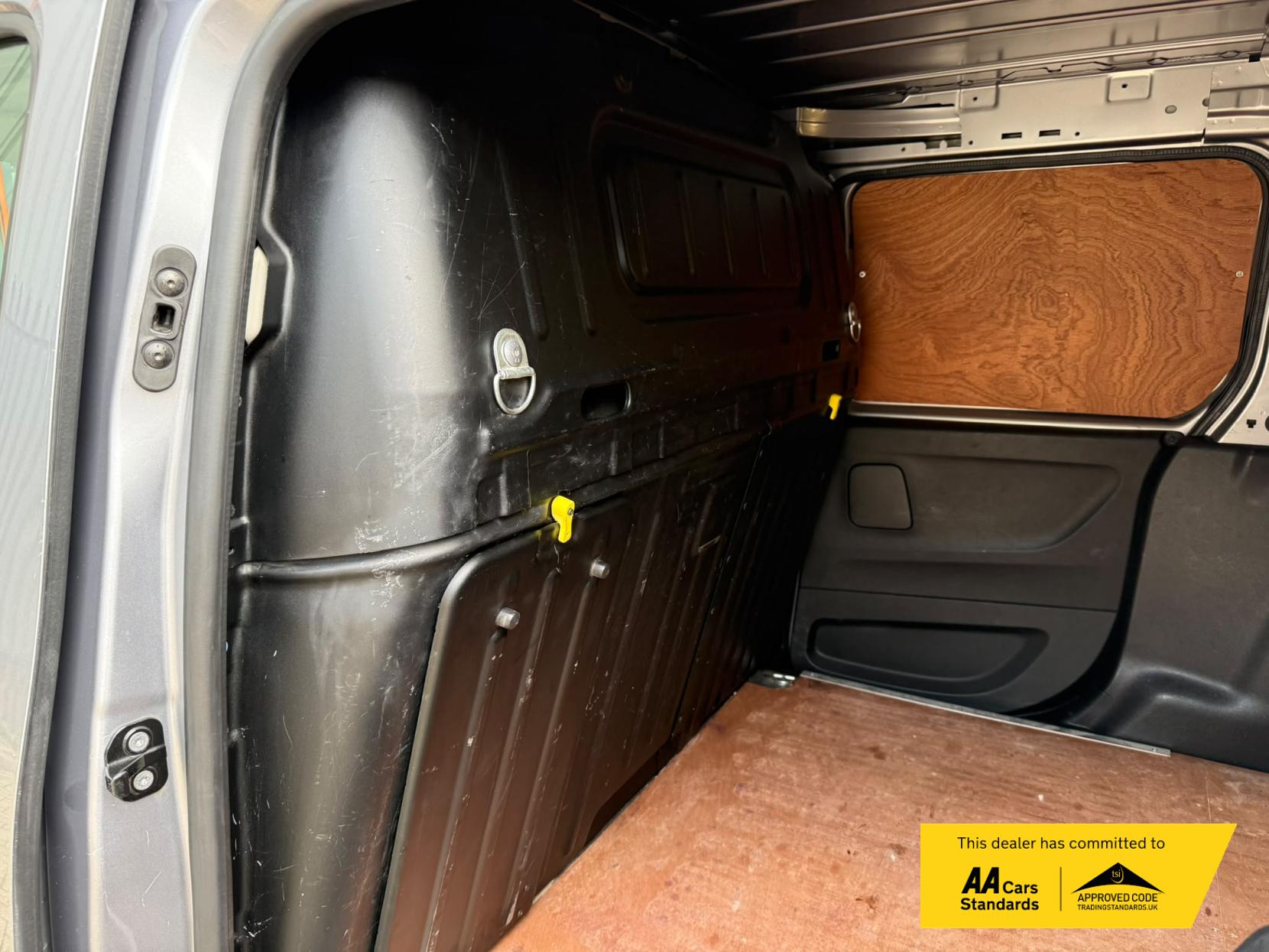 2019 Peugeot Partner 1.5 BlueHDi 950 Asphalt Long Panel Van 6dr Diesel Manual LWB Euro 6 (s/s) (130 bhp) - Thumbnail 15