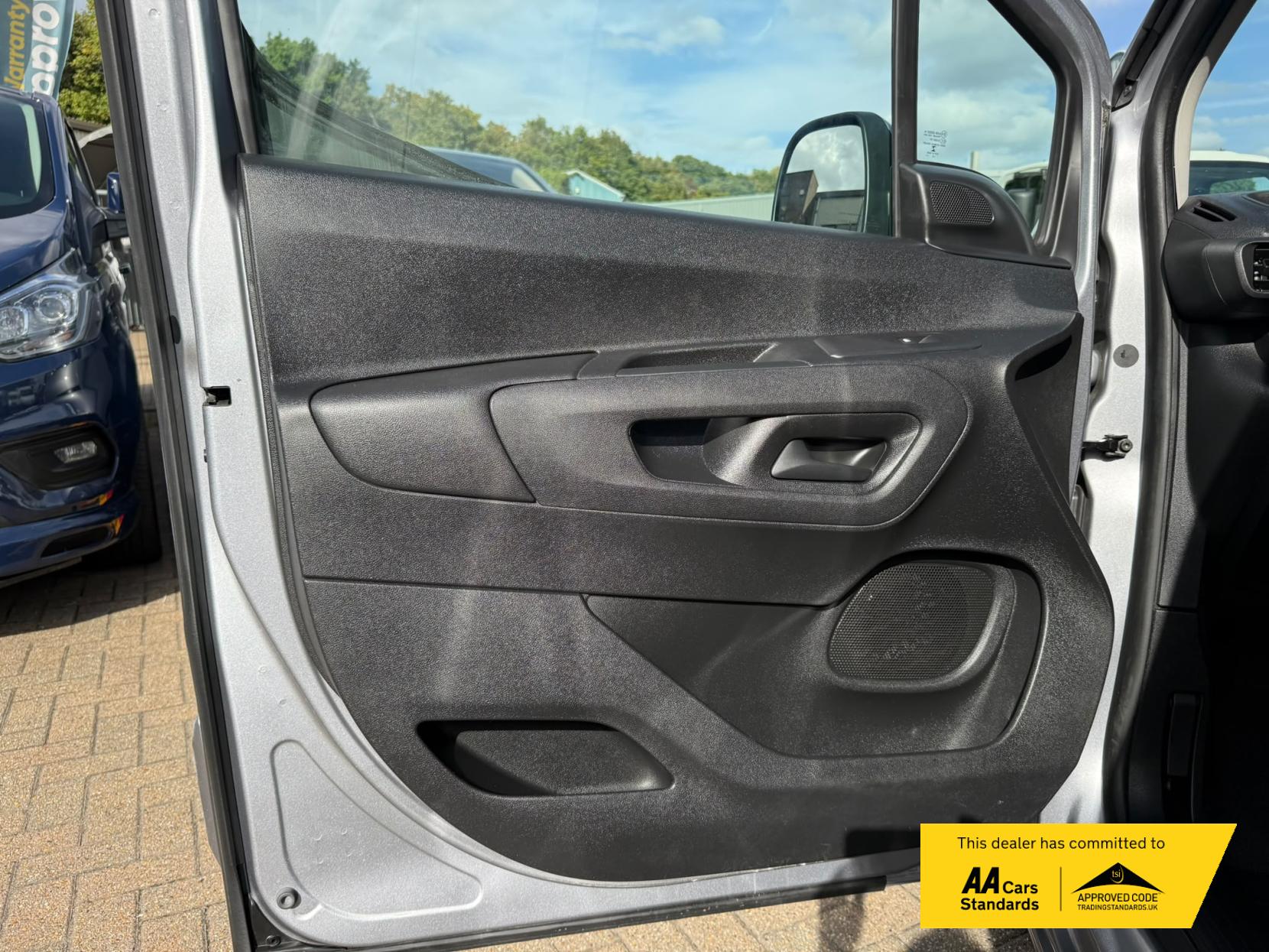 2019 Peugeot Partner 1.5 BlueHDi 950 Asphalt Long Panel Van 6dr Diesel Manual LWB Euro 6 (s/s) (130 bhp) - Thumbnail 50