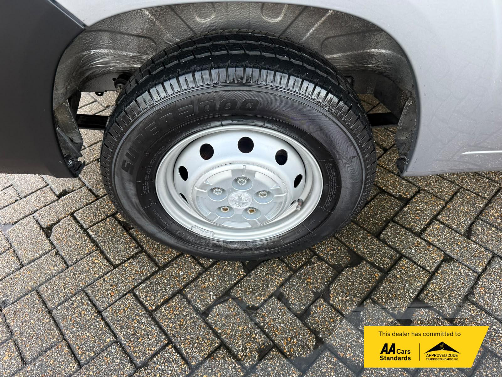 2021 Peugeot Boxer 2.2 BlueHDi 335 Professional Panel Van 5dr Diesel Manual L2 H2 Euro 6 (s/s) (140 ps) - Thumbnail 57