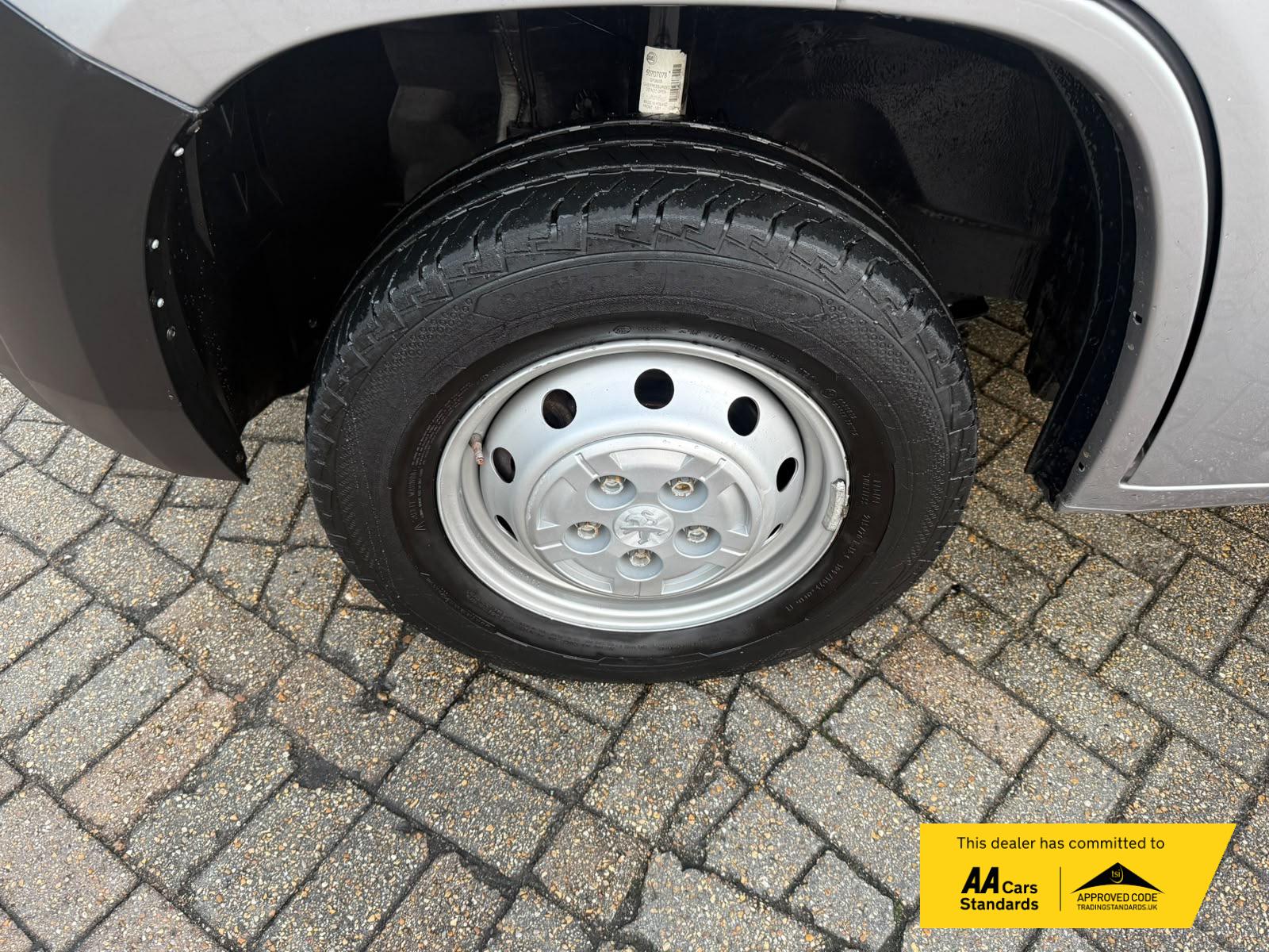 2021 Peugeot Boxer 2.2 BlueHDi 335 Professional Panel Van 5dr Diesel Manual L2 H2 Euro 6 (s/s) (140 ps) - Thumbnail 52