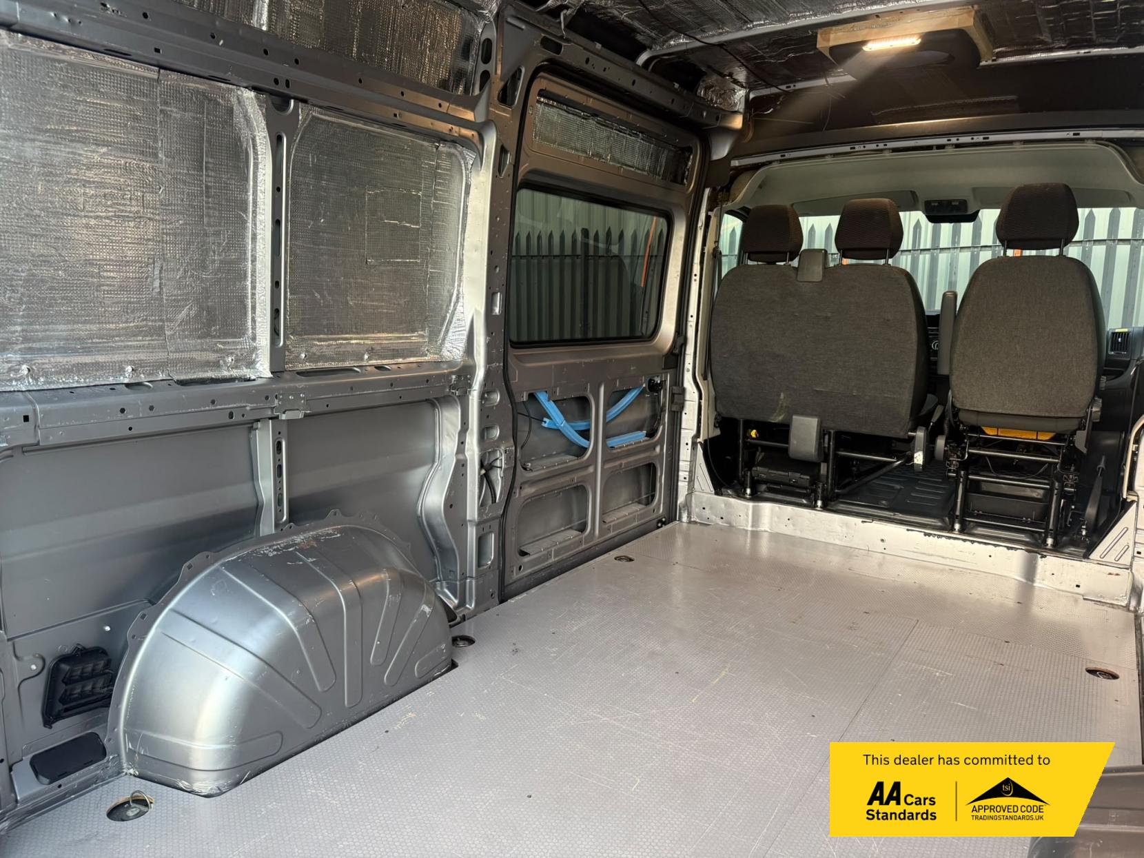 2021 Peugeot Boxer 2.2 BlueHDi 335 Professional Panel Van 5dr Diesel Manual L2 H2 Euro 6 (s/s) (140 ps) - Thumbnail 12