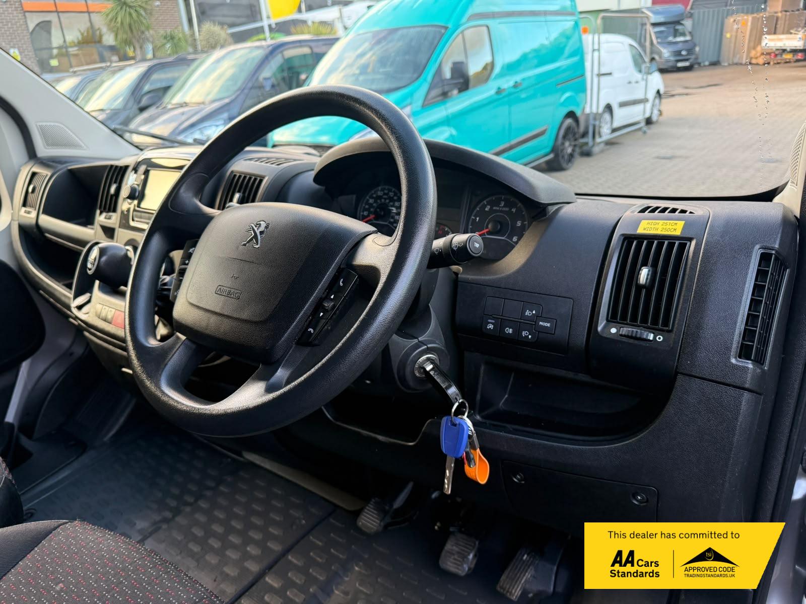 2021 Peugeot Boxer 2.2 BlueHDi 335 Professional Panel Van 5dr Diesel Manual L2 H2 Euro 6 (s/s) (140 ps) - Thumbnail 23