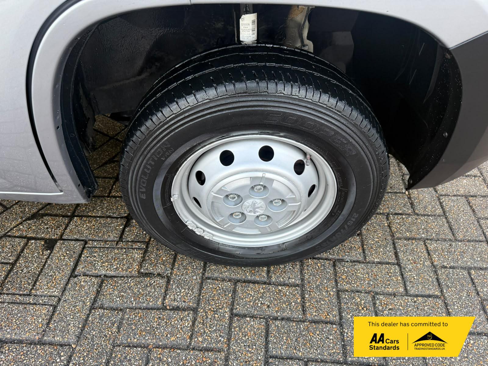 2021 Peugeot Boxer 2.2 BlueHDi 335 Professional Panel Van 5dr Diesel Manual L2 H2 Euro 6 (s/s) (140 ps) - Thumbnail 51