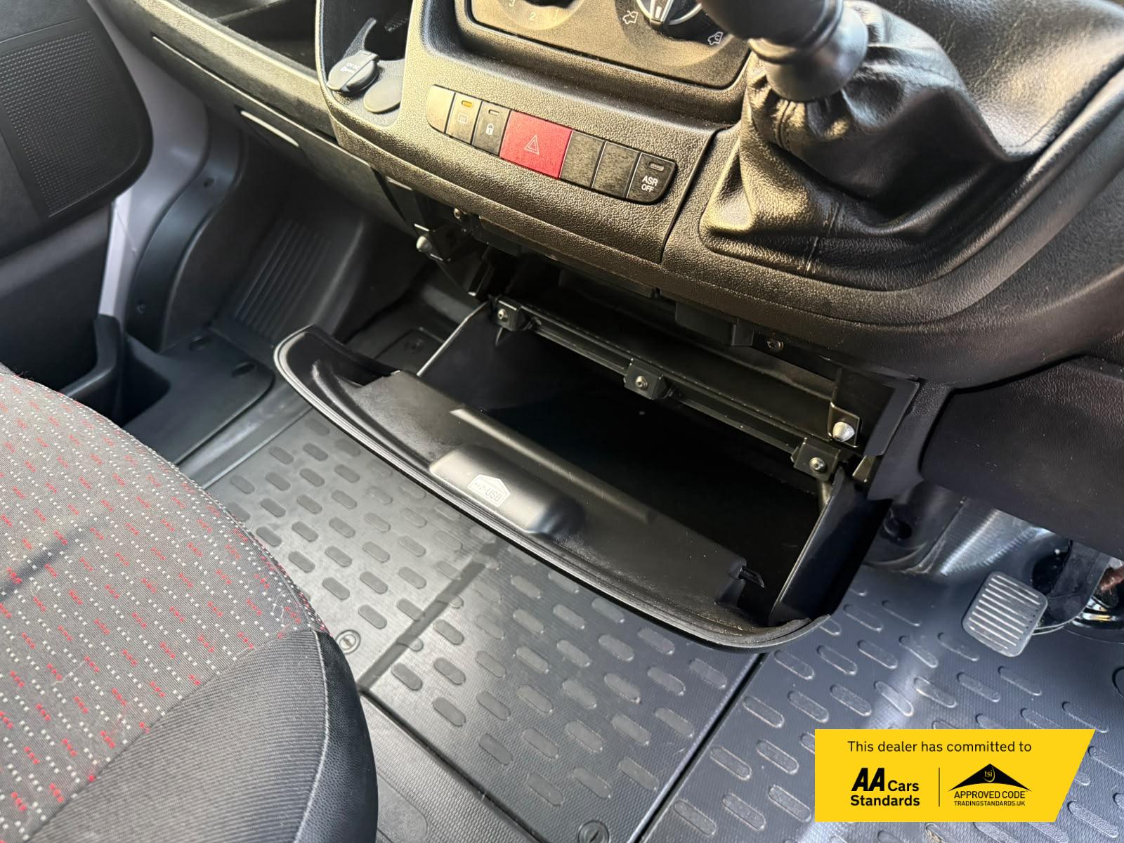2021 Peugeot Boxer 2.2 BlueHDi 335 Professional Panel Van 5dr Diesel Manual L2 H2 Euro 6 (s/s) (140 ps) - Thumbnail 45