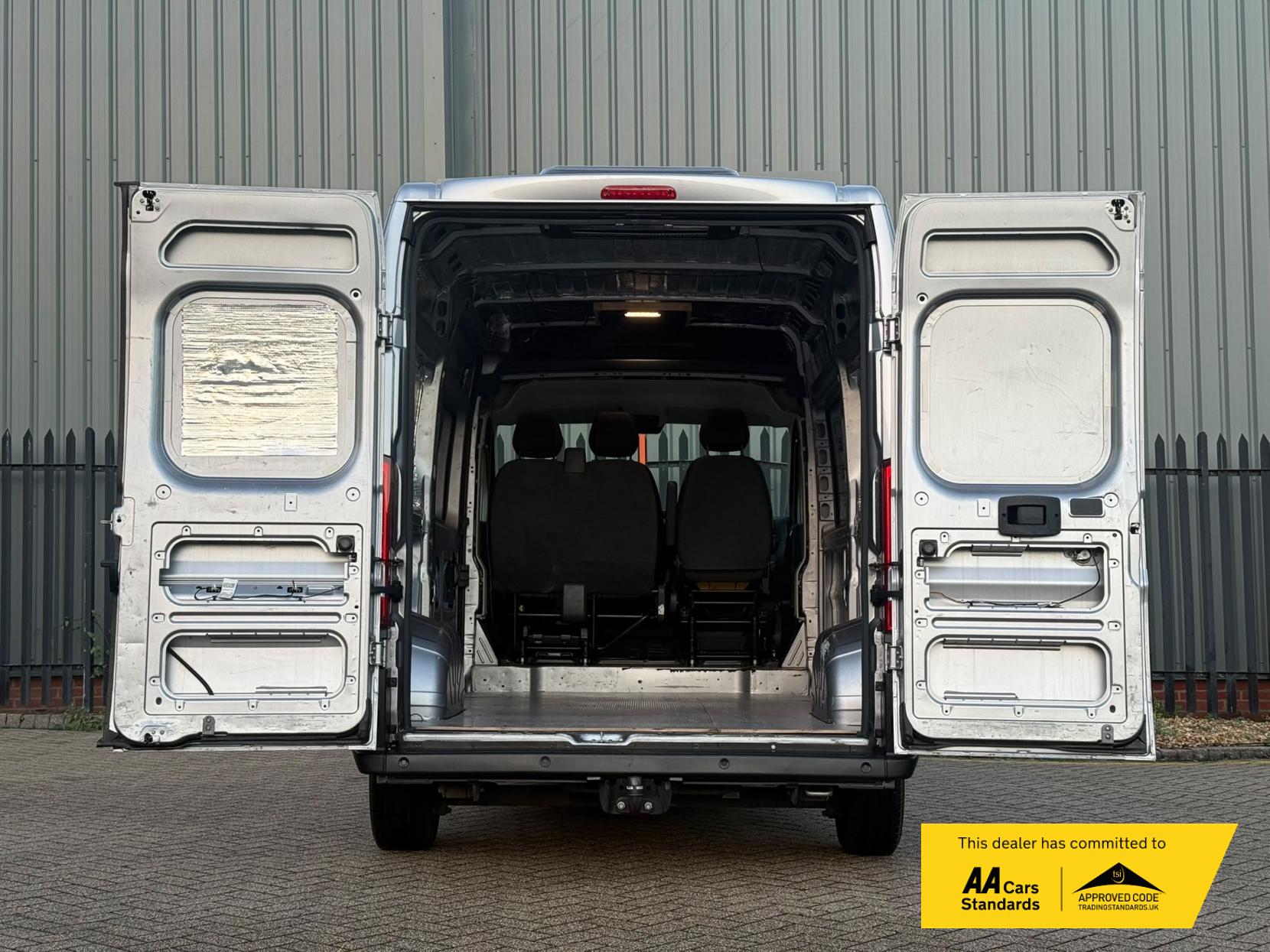 2021 Peugeot Boxer 2.2 BlueHDi 335 Professional Panel Van 5dr Diesel Manual L2 H2 Euro 6 (s/s) (140 ps) - Thumbnail 9