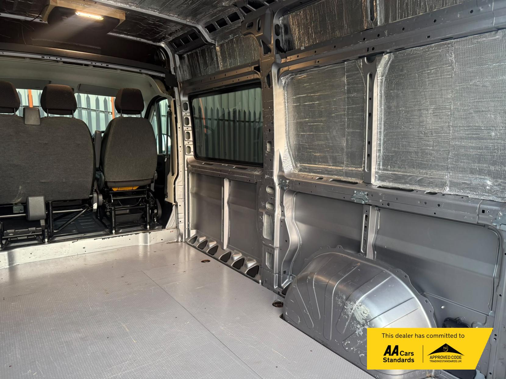 2021 Peugeot Boxer 2.2 BlueHDi 335 Professional Panel Van 5dr Diesel Manual L2 H2 Euro 6 (s/s) (140 ps) - Thumbnail 11