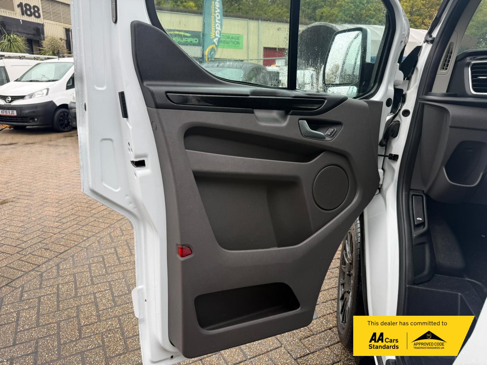 2021 Ford Transit Custom 2.0 300 EcoBlue Limited Panel Van 5dr Diesel Auto L1 H1 Euro 6 (s/s) (130 ps) - Thumbnail 22