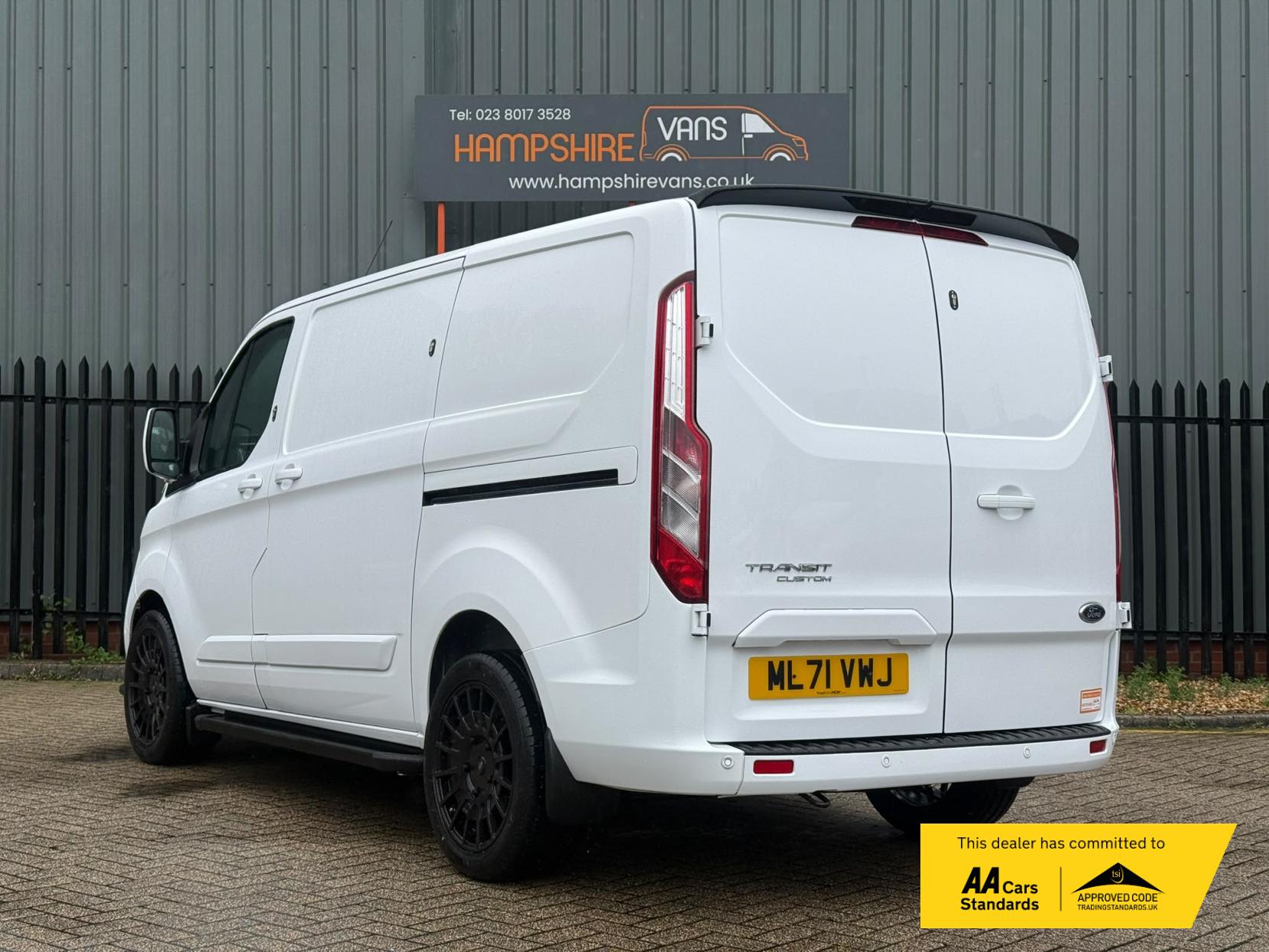 2021 Ford Transit Custom 2.0 300 EcoBlue Limited Panel Van 5dr Diesel Auto L1 H1 Euro 6 (s/s) (130 ps) - Thumbnail 4