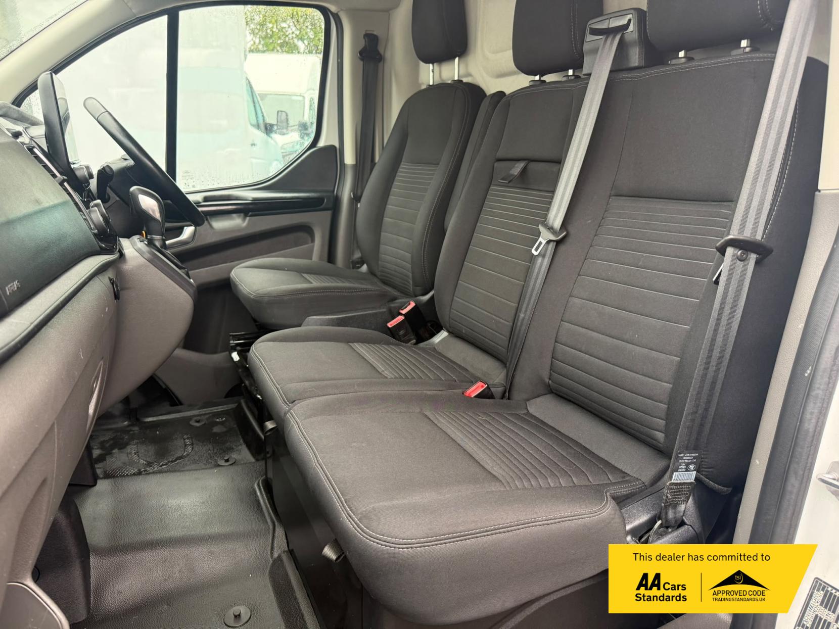 2021 Ford Transit Custom 2.0 300 EcoBlue Limited Panel Van 5dr Diesel Auto L1 H1 Euro 6 (s/s) (130 ps) - Thumbnail 19