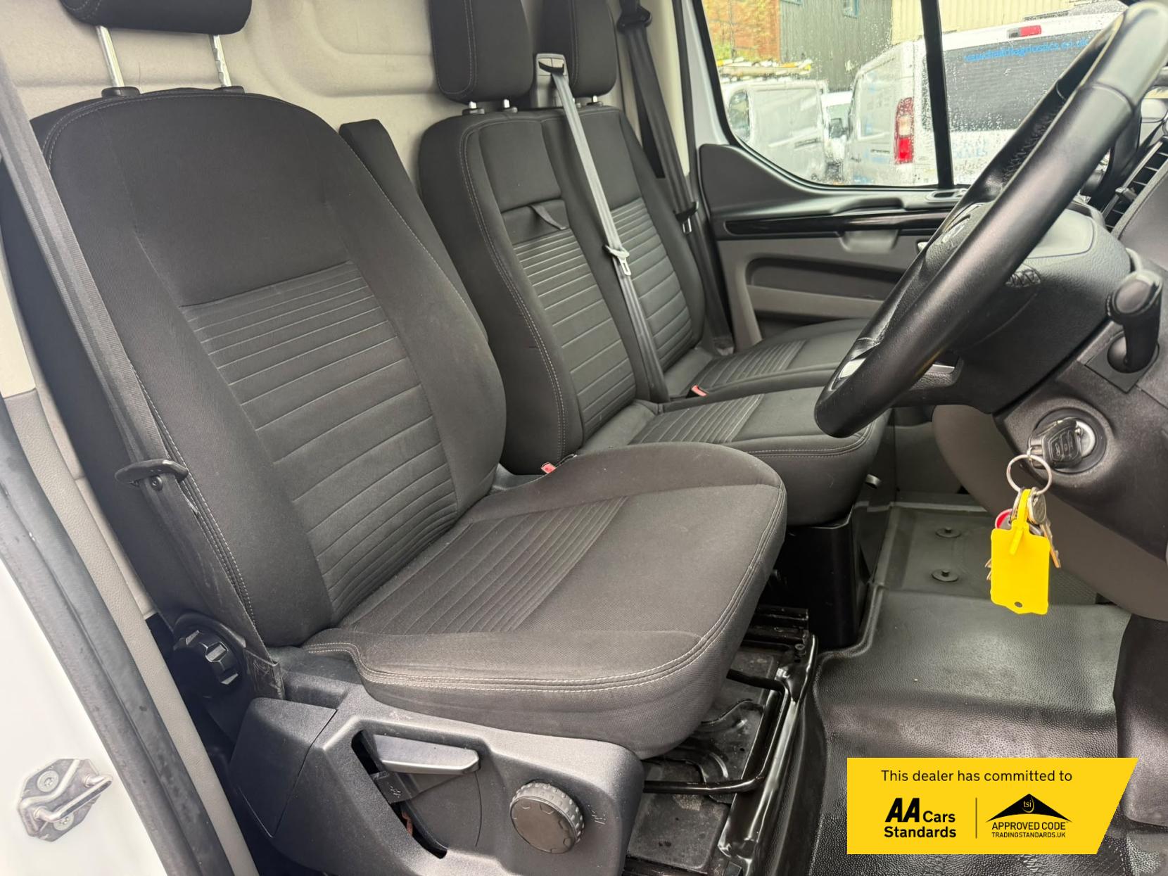 2021 Ford Transit Custom 2.0 300 EcoBlue Limited Panel Van 5dr Diesel Auto L1 H1 Euro 6 (s/s) (130 ps) - Thumbnail 18
