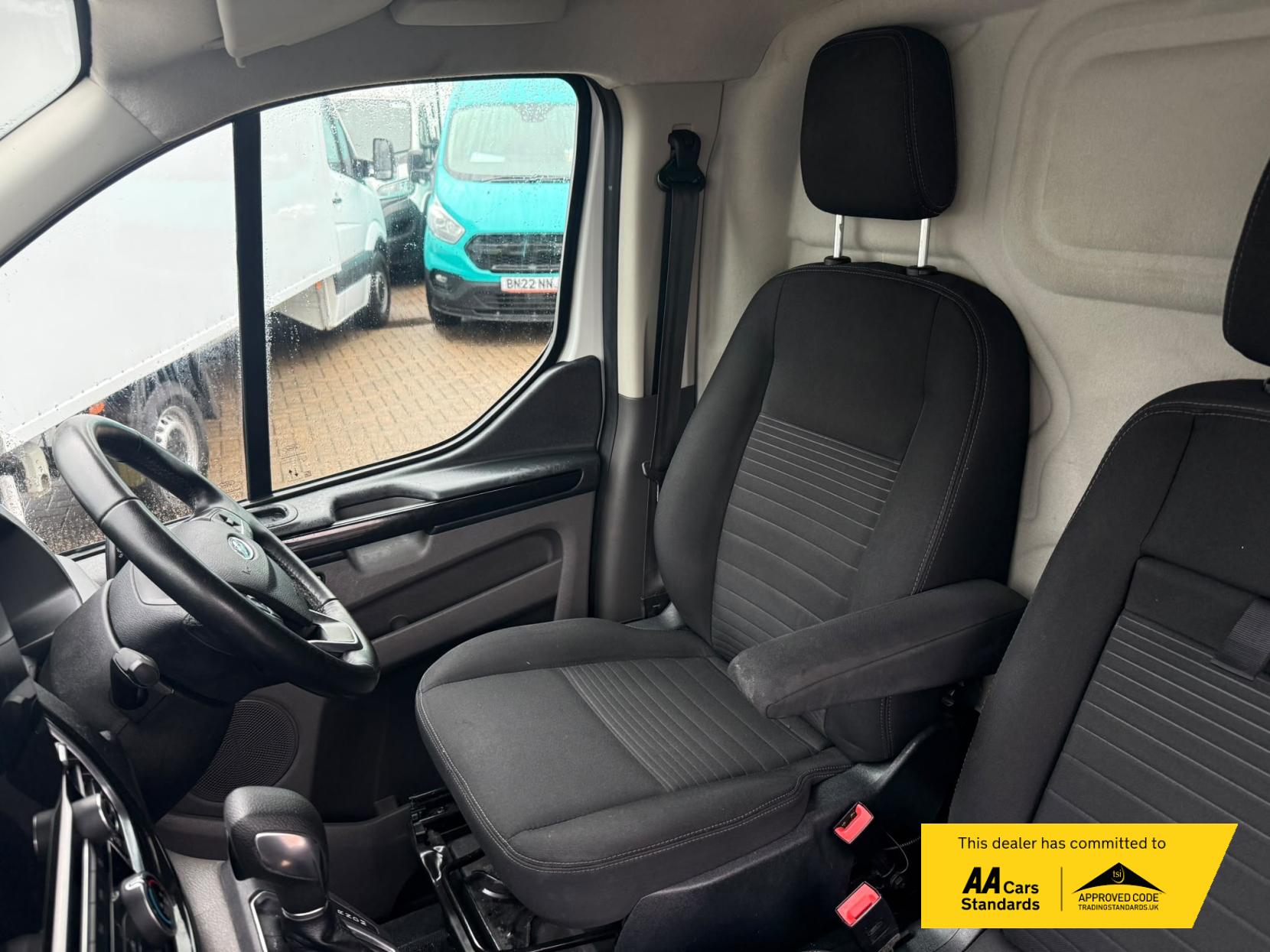 2021 Ford Transit Custom 2.0 300 EcoBlue Limited Panel Van 5dr Diesel Auto L1 H1 Euro 6 (s/s) (130 ps) - Thumbnail 17