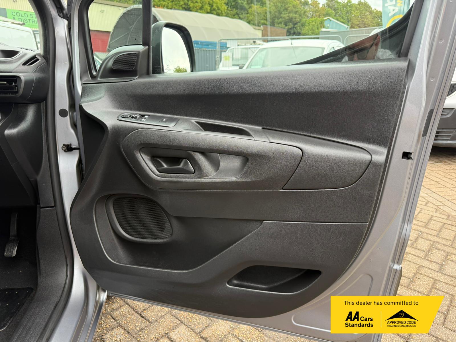 2021 Vauxhall Combo 1.5 Turbo D 2300 Edition Panel Van 4dr Diesel Manual L2 H1 Euro 6 (100 ps) - Thumbnail 25