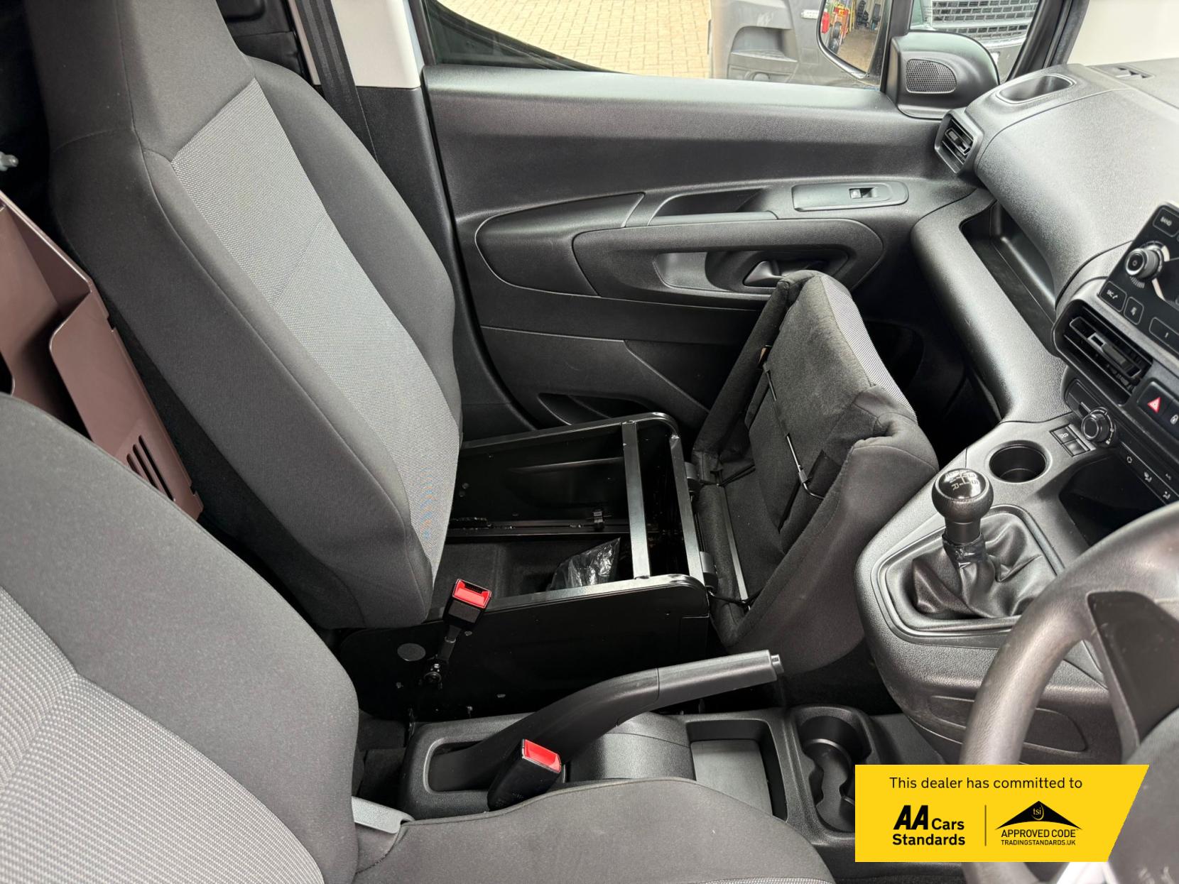 2021 Vauxhall Combo 1.5 Turbo D 2300 Edition Panel Van 4dr Diesel Manual L2 H1 Euro 6 (100 ps) - Thumbnail 20