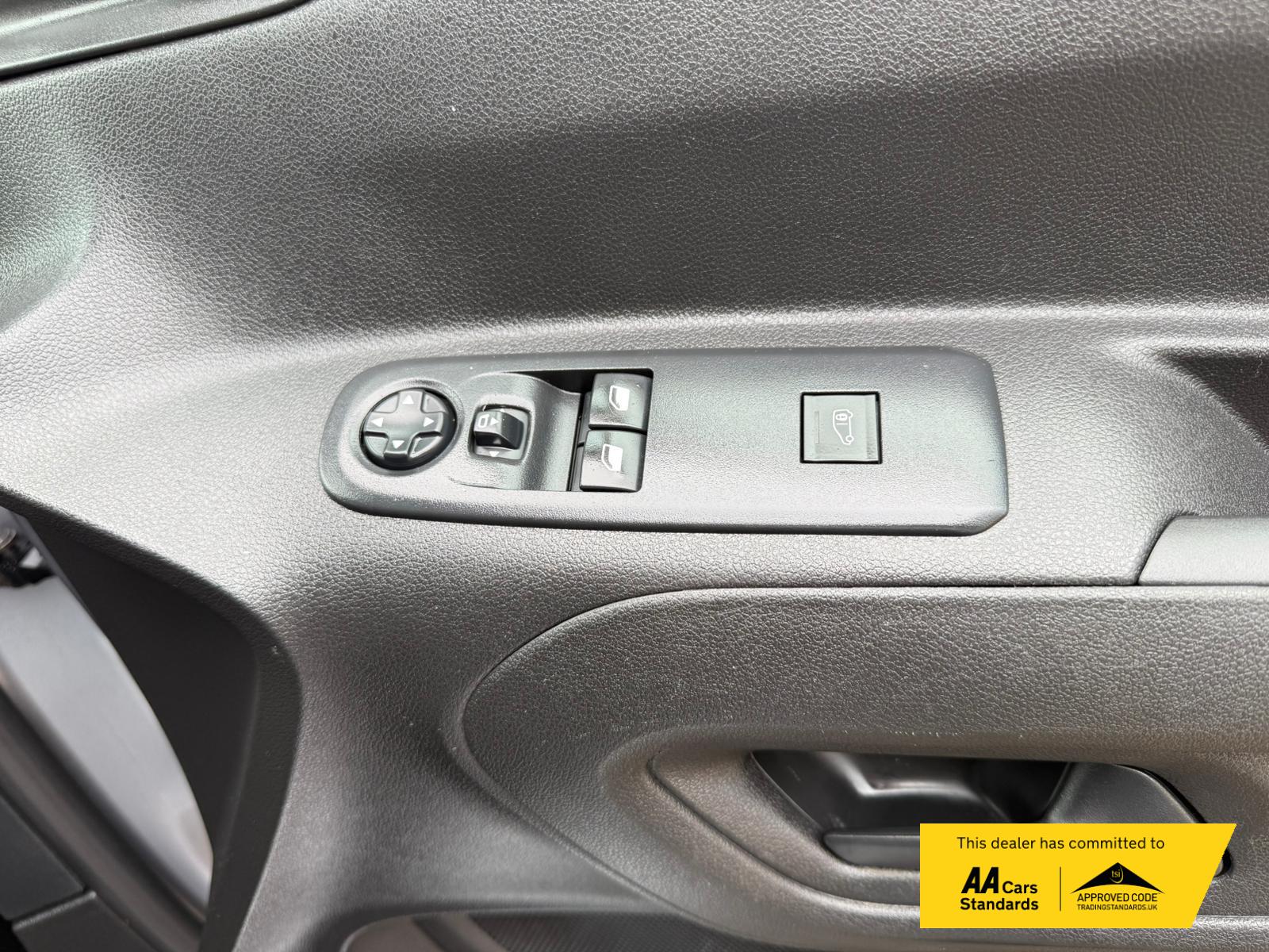 2021 Vauxhall Combo 1.5 Turbo D 2300 Edition Panel Van 4dr Diesel Manual L2 H1 Euro 6 (100 ps) - Thumbnail 26