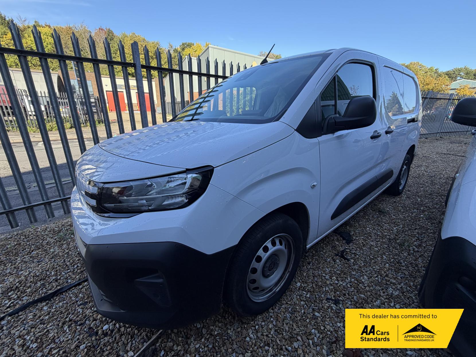 2024 Peugeot Partner 1.5 BlueHDi 950 Professional Long Panel Van 6dr Diesel Manual LWB Euro 6 (s/s) (100 ps) - Thumbnail 2